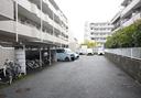 ファインクロス6番館の駐車場