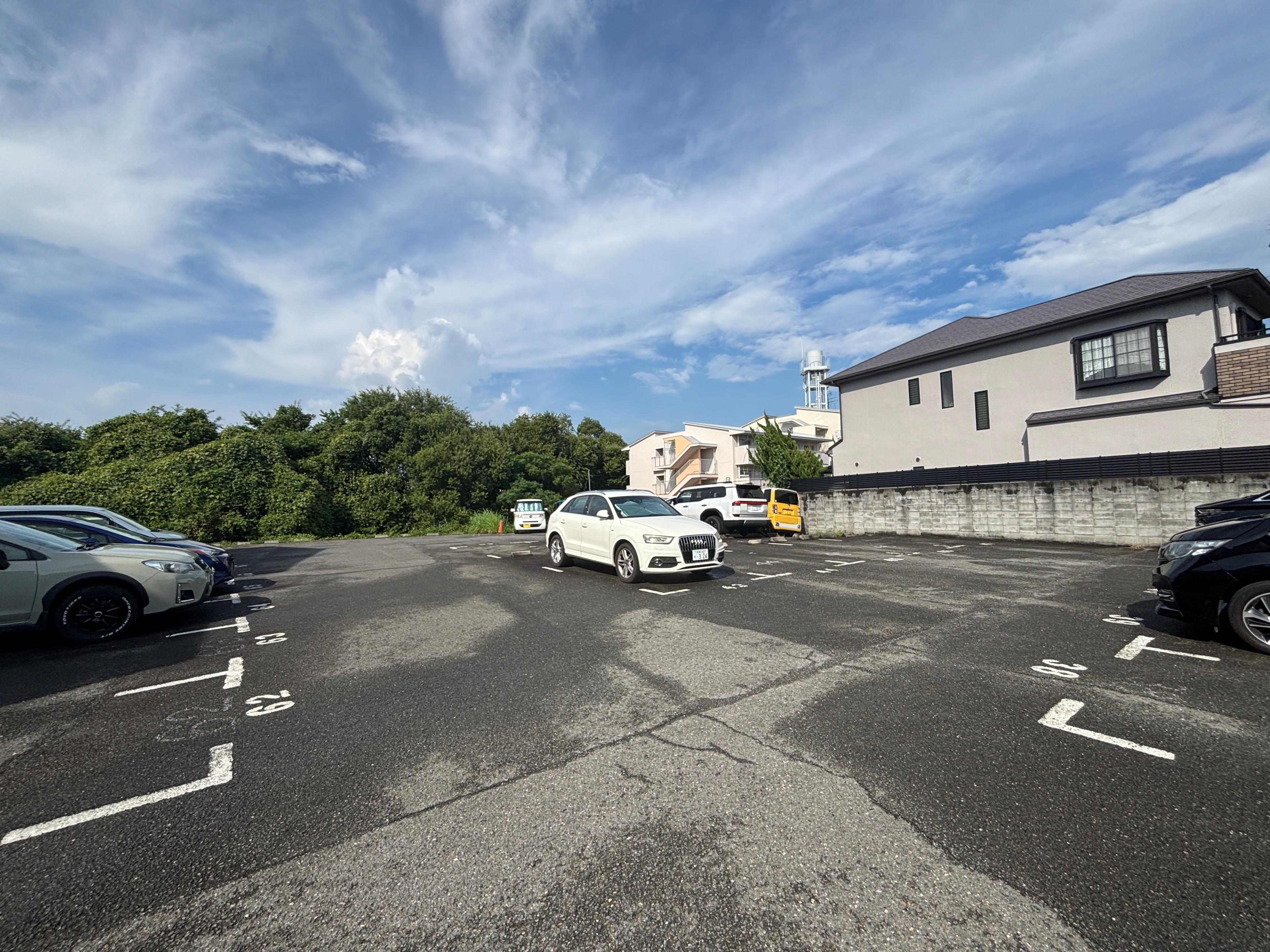 ひびきガレージの外観・駐車場イメージ3枚目