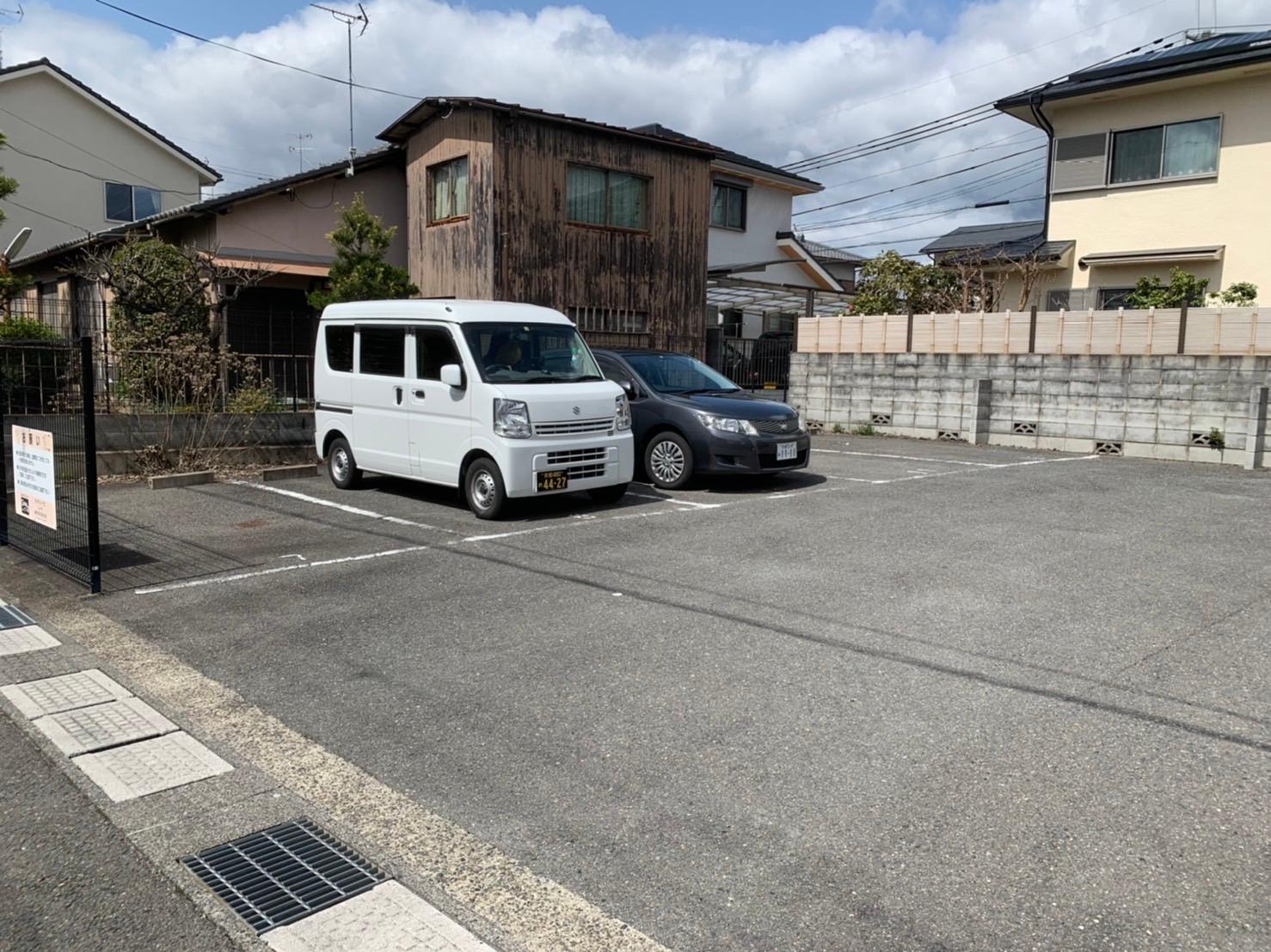 花山ガレージの外観・駐車場イメージ2枚目