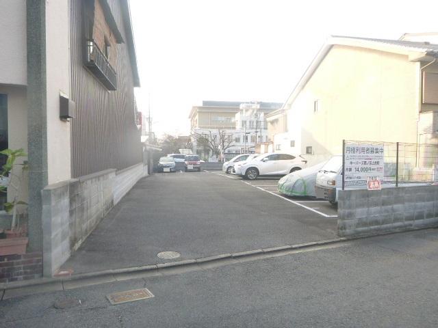 西ノ京上合町の外観・駐車場イメージ1枚目