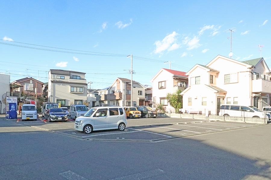 ラークヒルズBの外観・駐車場イメージ3枚目