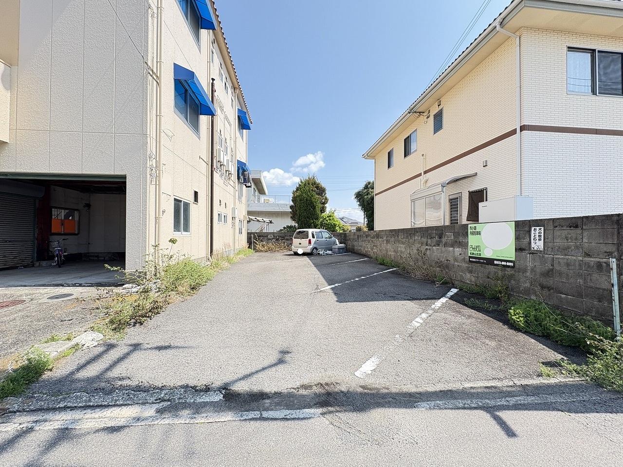 市小路月極駐車場の外観・駐車場イメージ1枚目