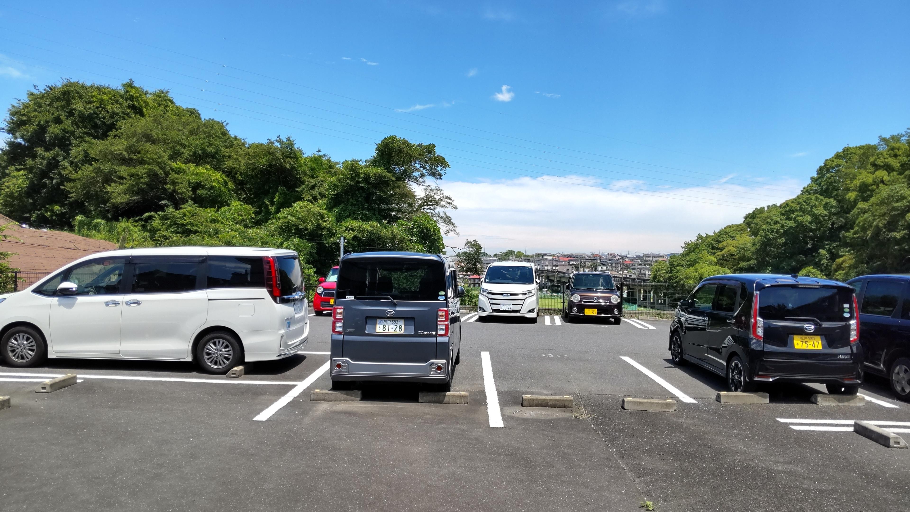 コリーヌの外観・駐車場イメージ2枚目