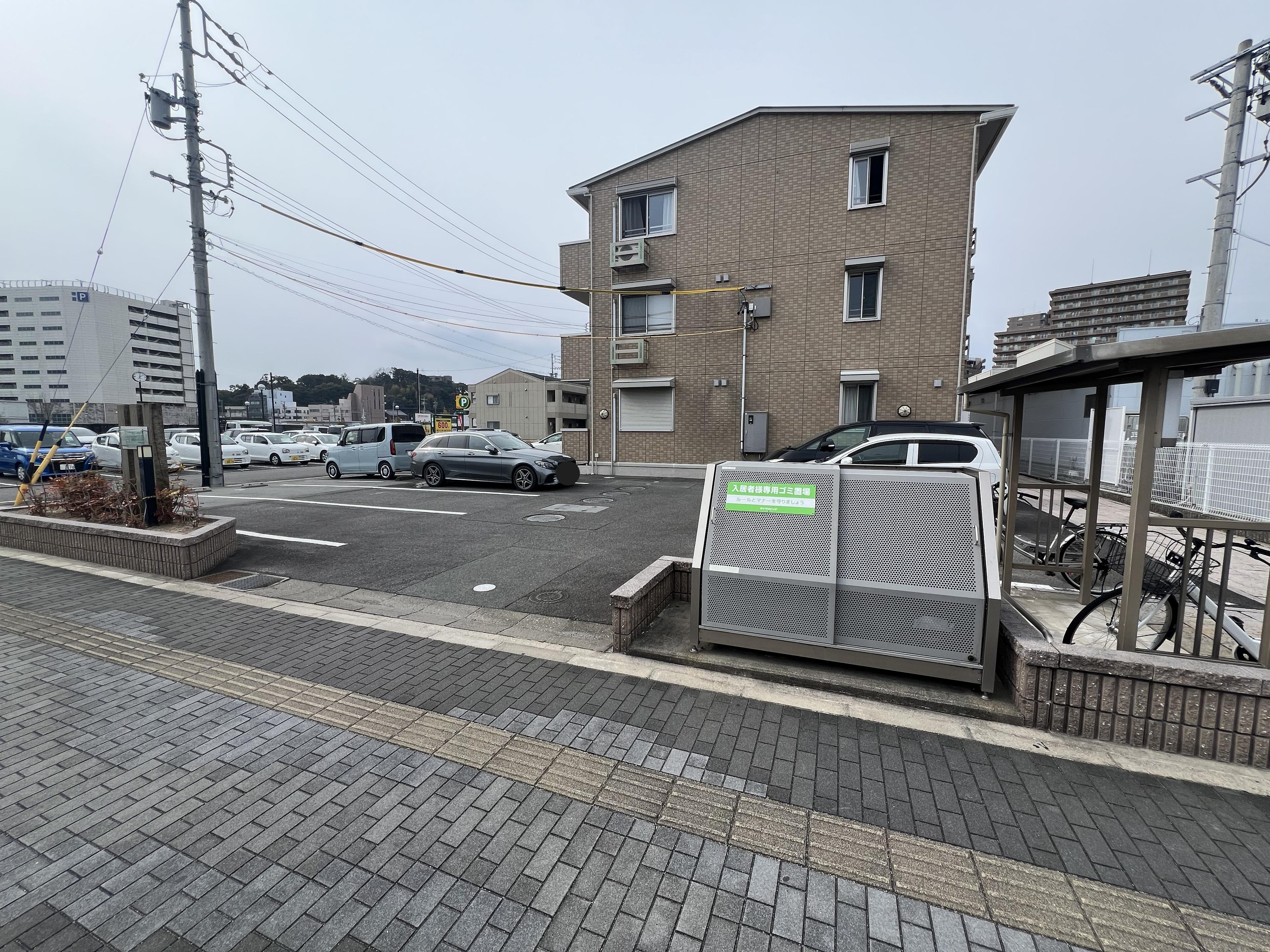 津駅前シュロス月極駐車場の外観・駐車場イメージ2枚目