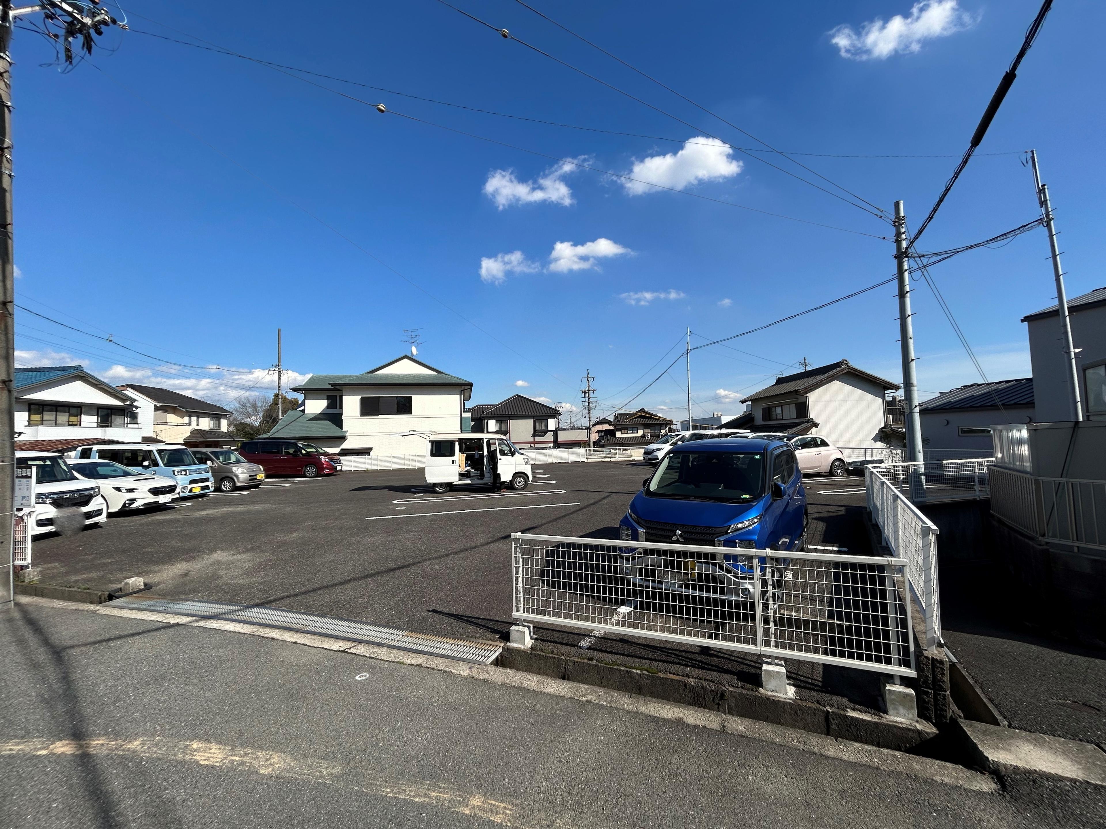 000070の外観・駐車場イメージ2枚目