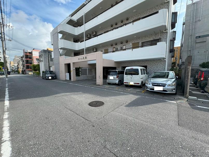 ドミール久米　駐車場の外観・駐車場イメージ1枚目