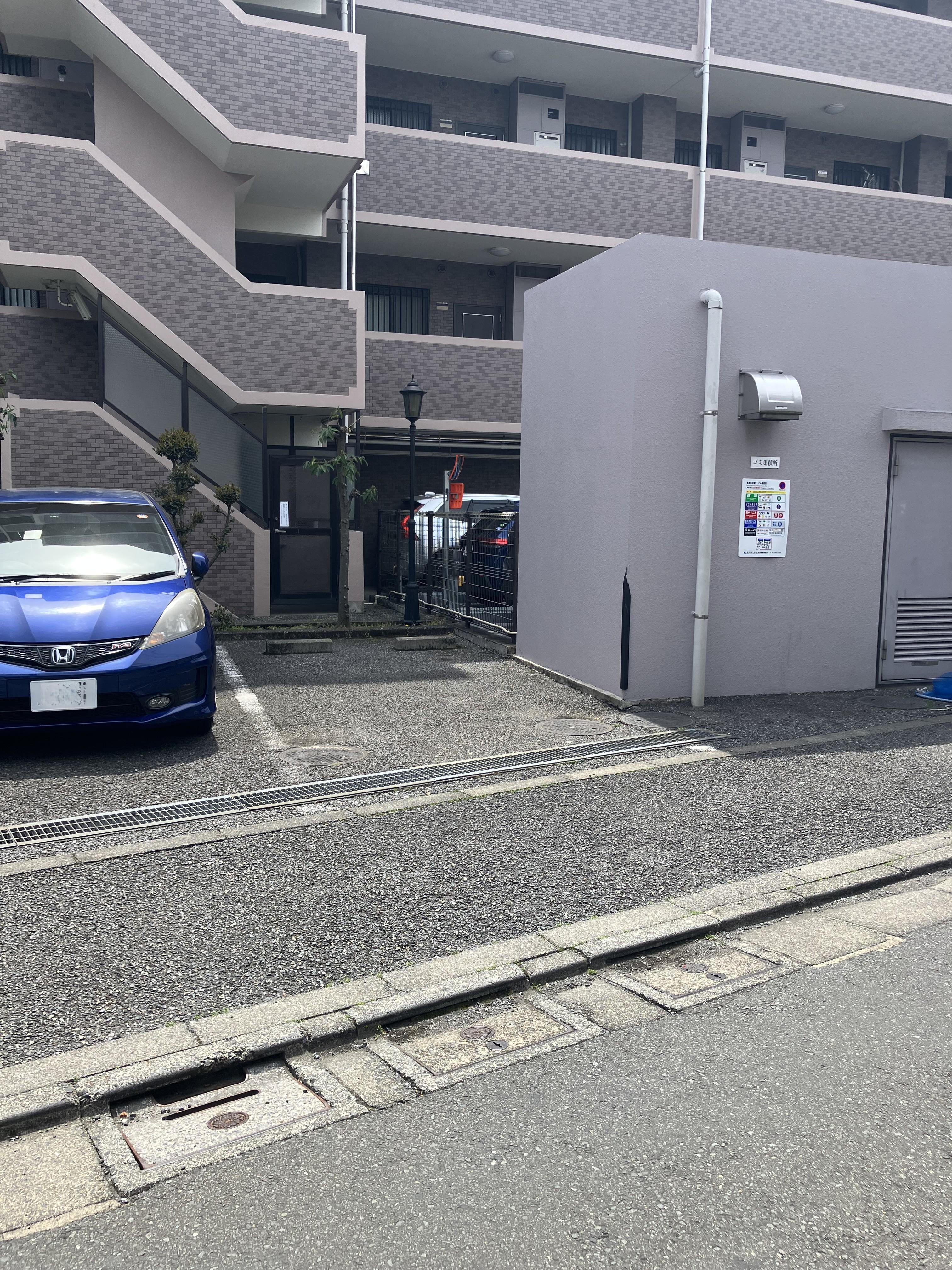 ライオンズマンション綾瀬第8		の外観・駐車場イメージ2枚目