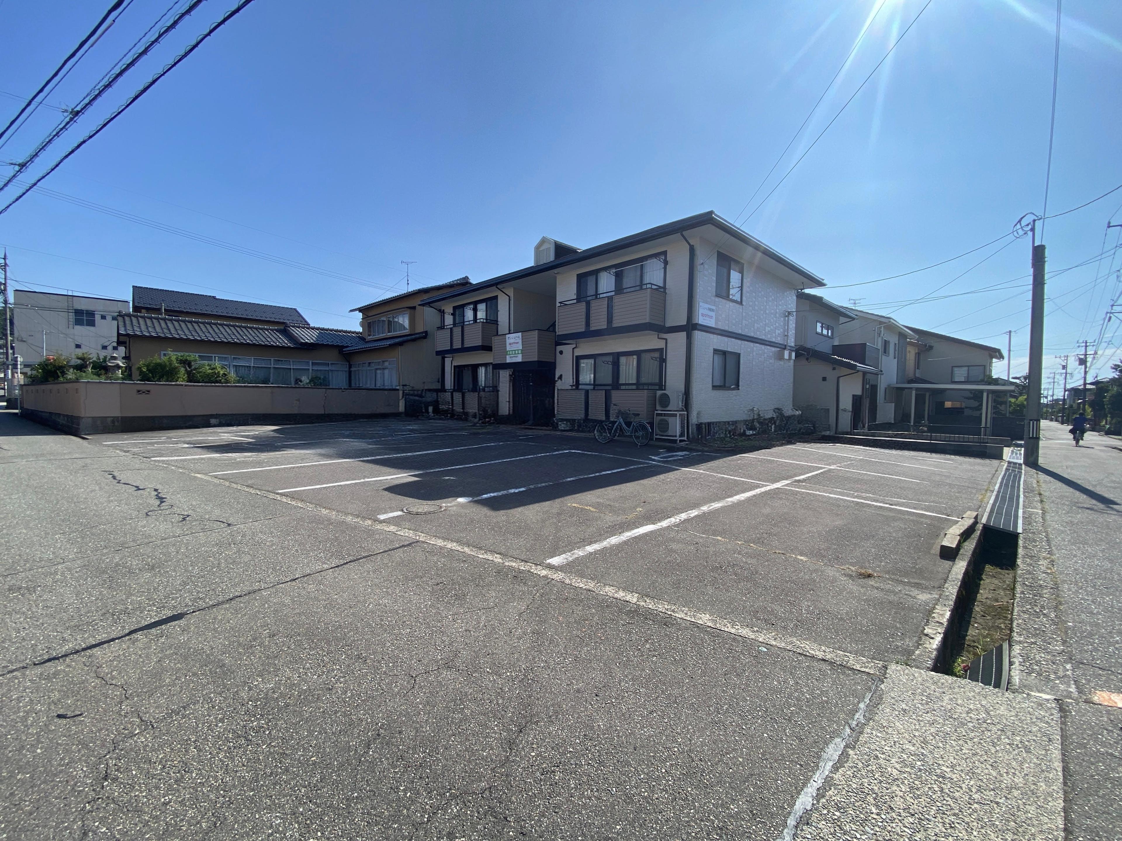 サンジュールの外観・駐車場イメージ1枚目