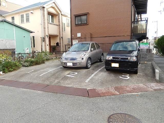 日根ガレージの外観・駐車場イメージ1枚目