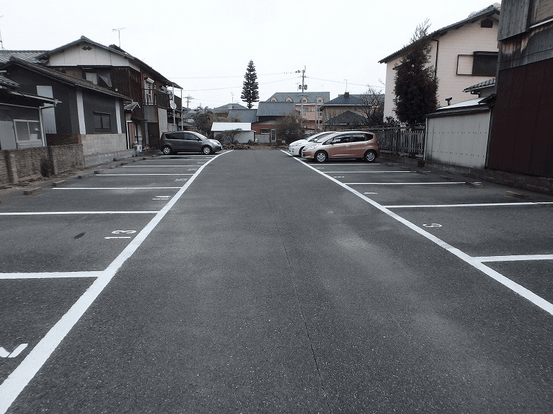 西方駐車場の外観・駐車場イメージ2枚目