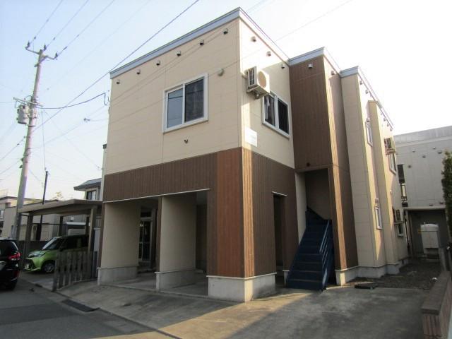 ハウスオークンⅡ屋根付駐車場の外観・駐車場イメージ1枚目