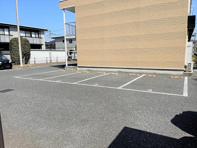 オークトゥリーズ(28835)の外観・駐車場イメージ1枚目