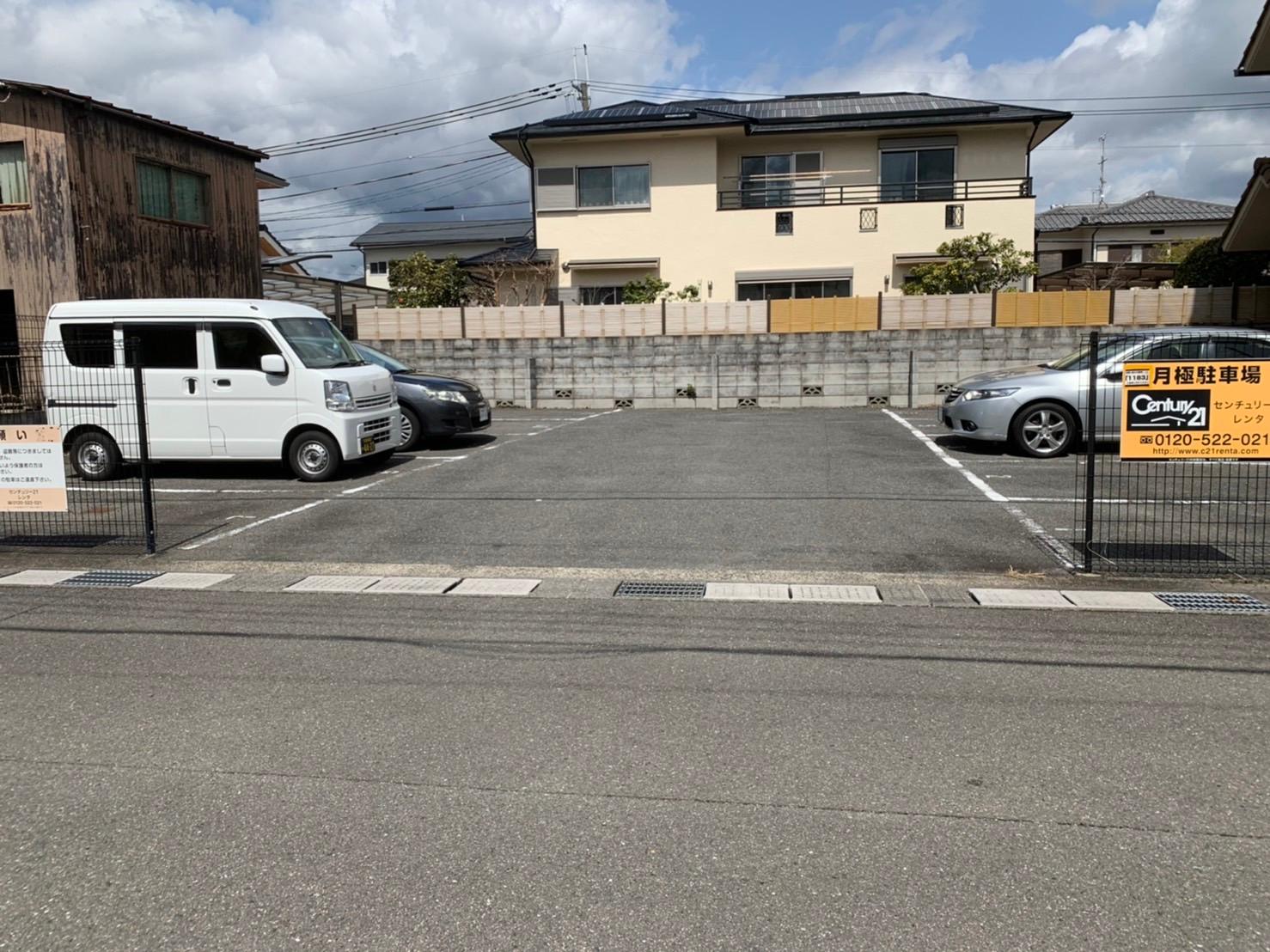 花山ガレージの外観・駐車場イメージ1枚目
