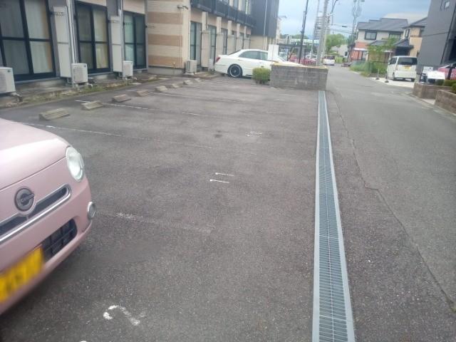 ミラドール十塚Ａ(27984)の外観・駐車場イメージ1枚目