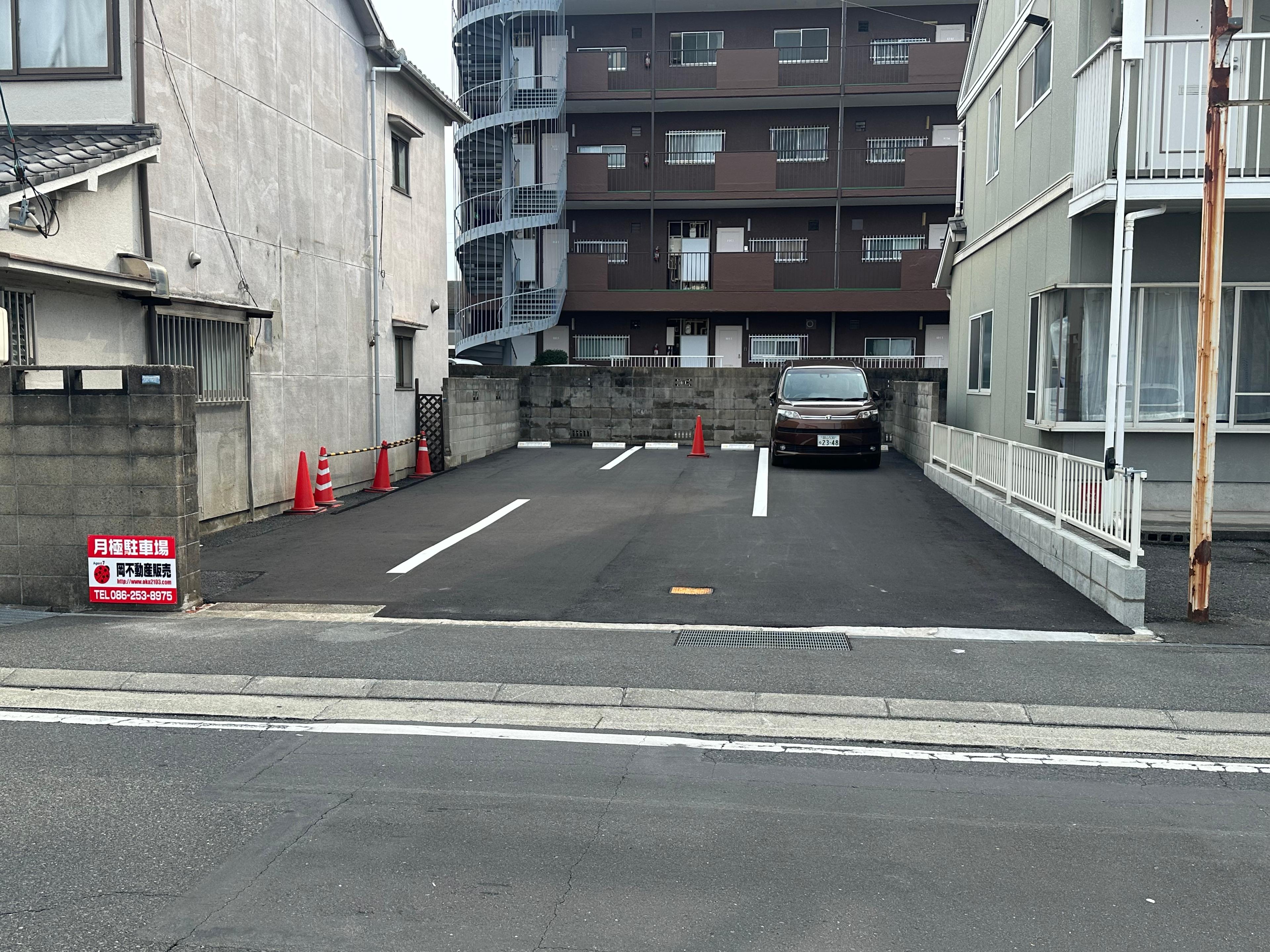 西崎イトウゴフク前駐車場の外観・駐車場イメージ1枚目