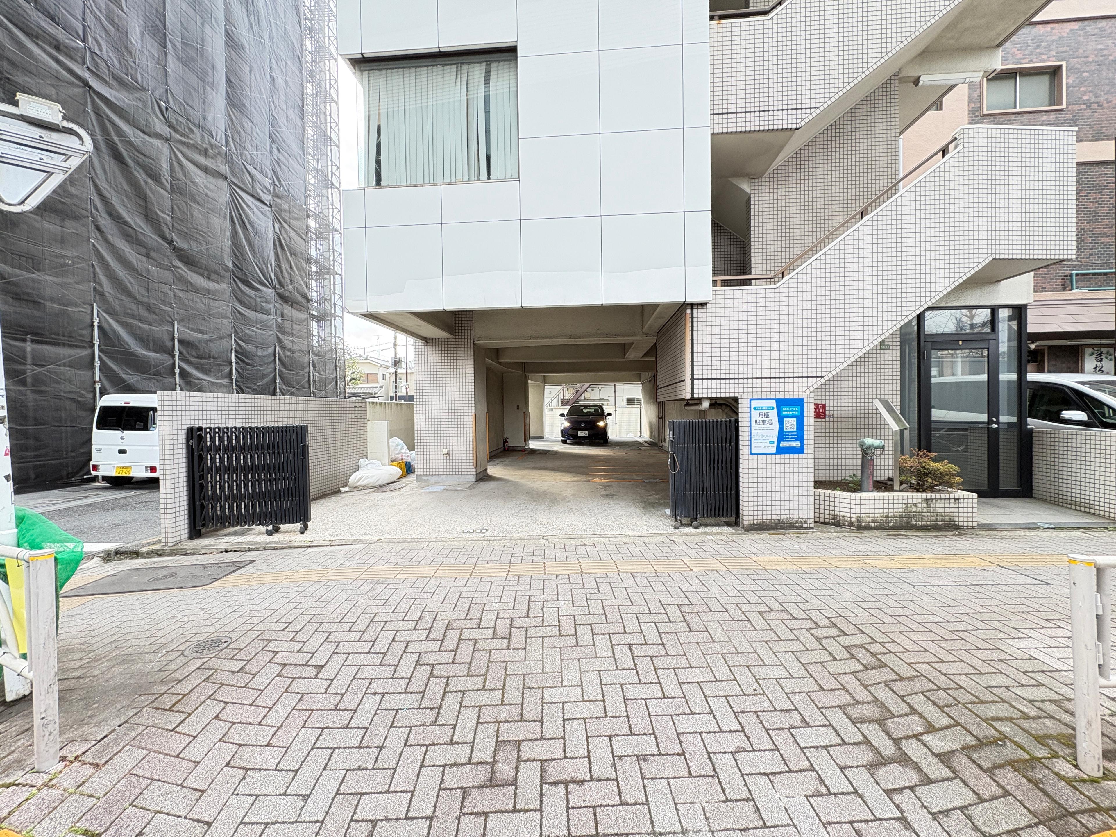 世田谷松原1丁目屋根付きバイク駐車場の外観・駐車場イメージ1枚目