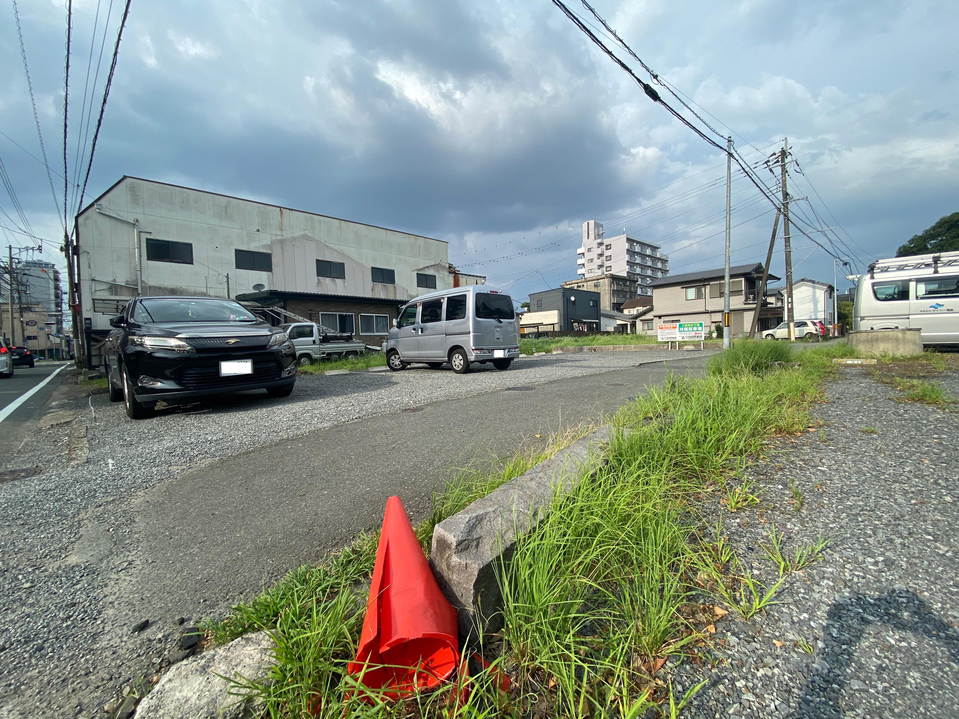 二本木三丁目月極駐車場の外観・駐車場イメージ2枚目
