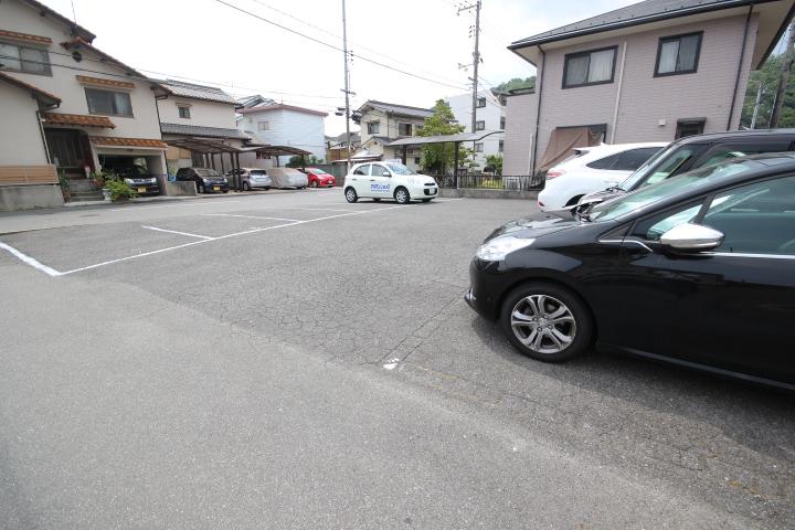 緑井ｶﾞﾚｰｼﾞの外観・駐車場イメージ1枚目
