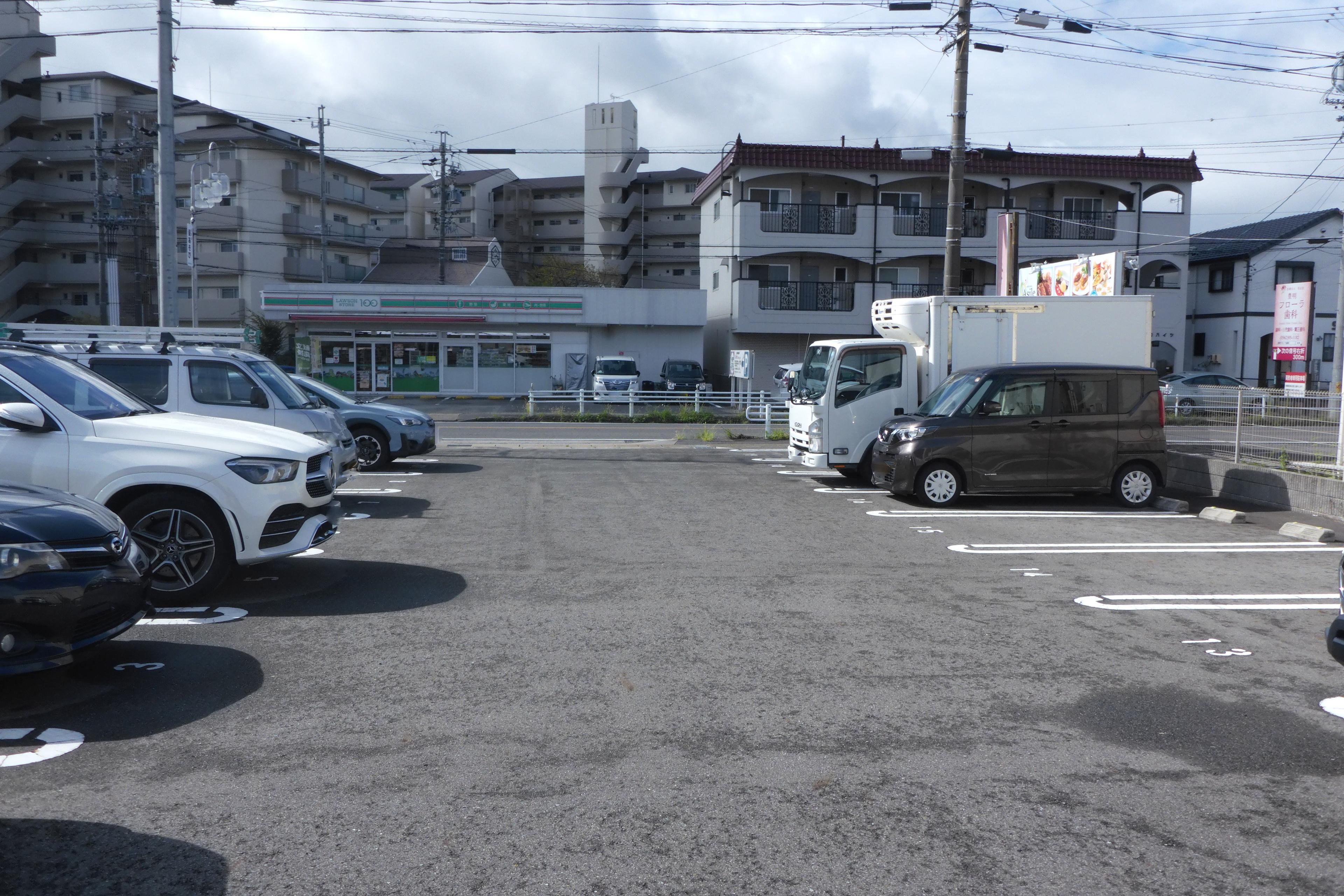 320131の外観・駐車場イメージ2枚目