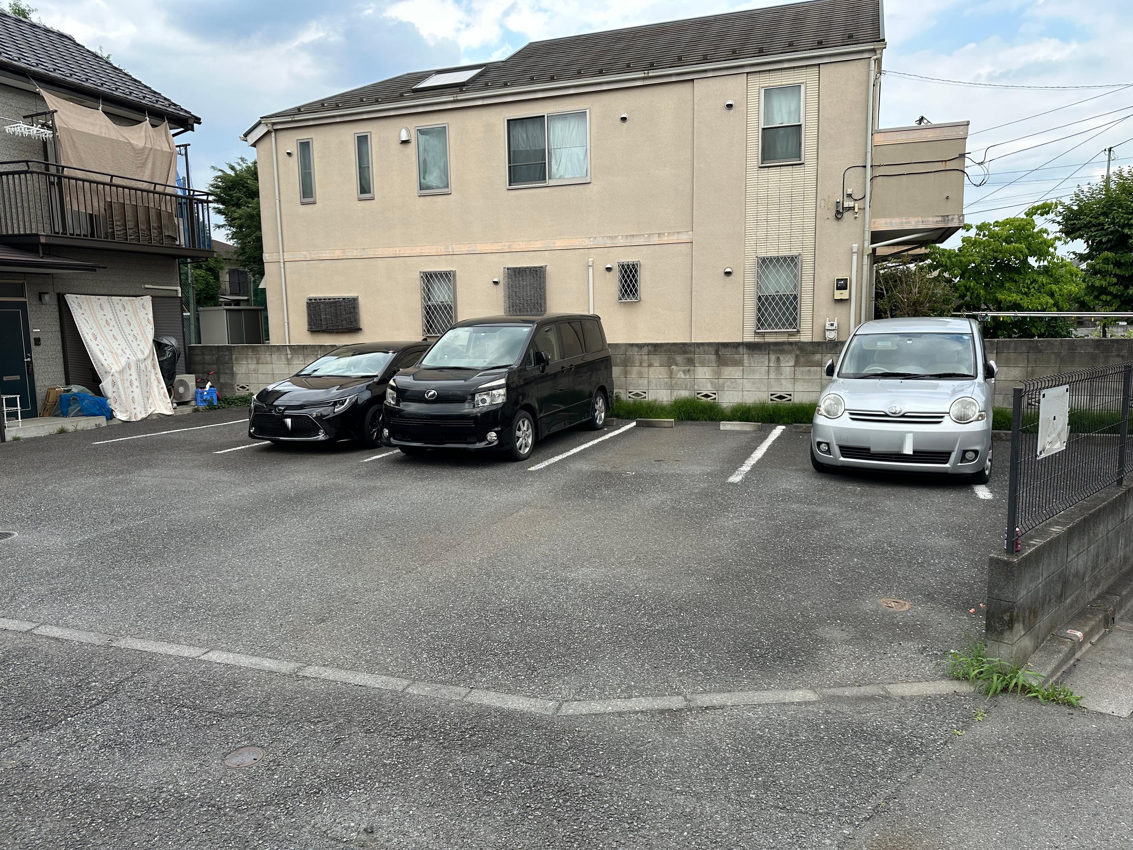 メゾネット小川駐車場の外観・駐車場イメージ1枚目