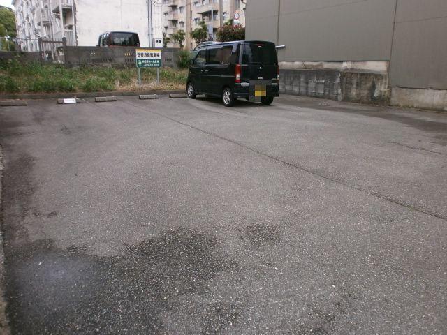 石村月極駐車場の外観・駐車場イメージ1枚目