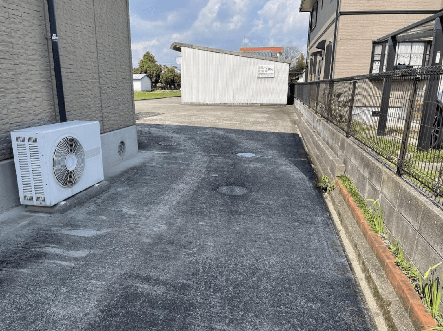 FK橿原市東坊城町シャッター付ガレージの外観・駐車場イメージ2枚目