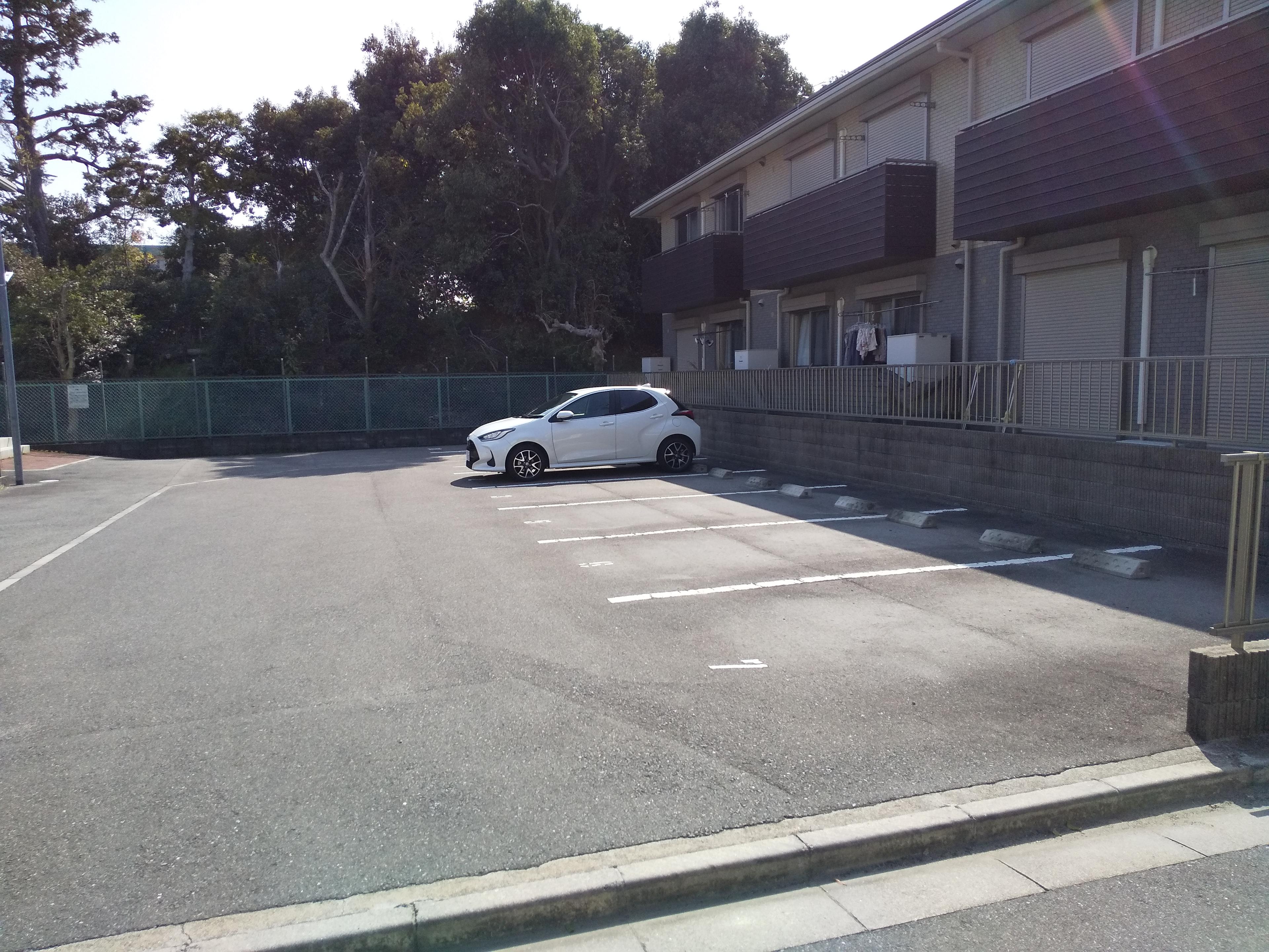 ヴァン・セゾニエの外観・駐車場イメージ2枚目