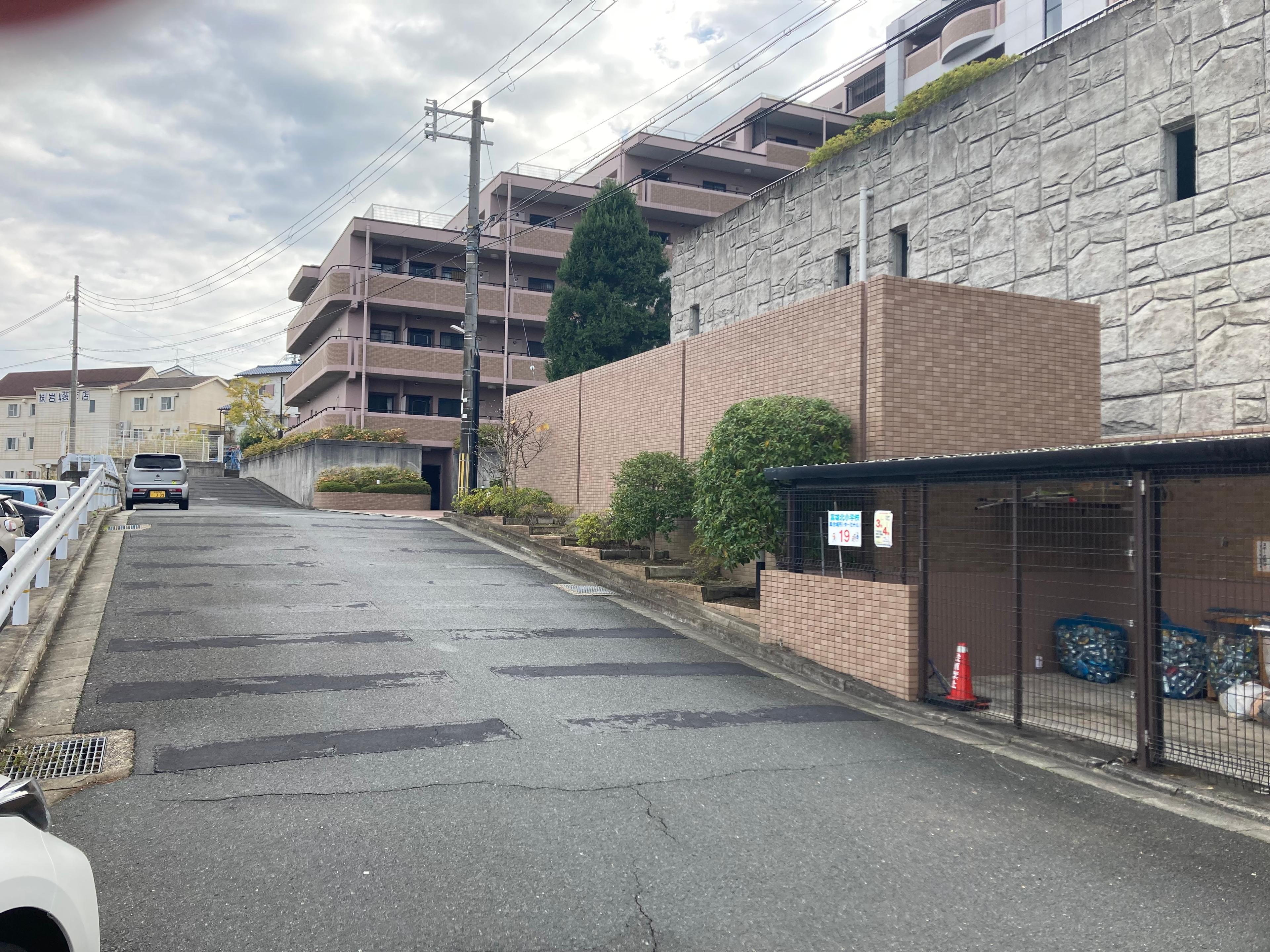 富雄北３丁目駐車場の外観・駐車場イメージ2枚目