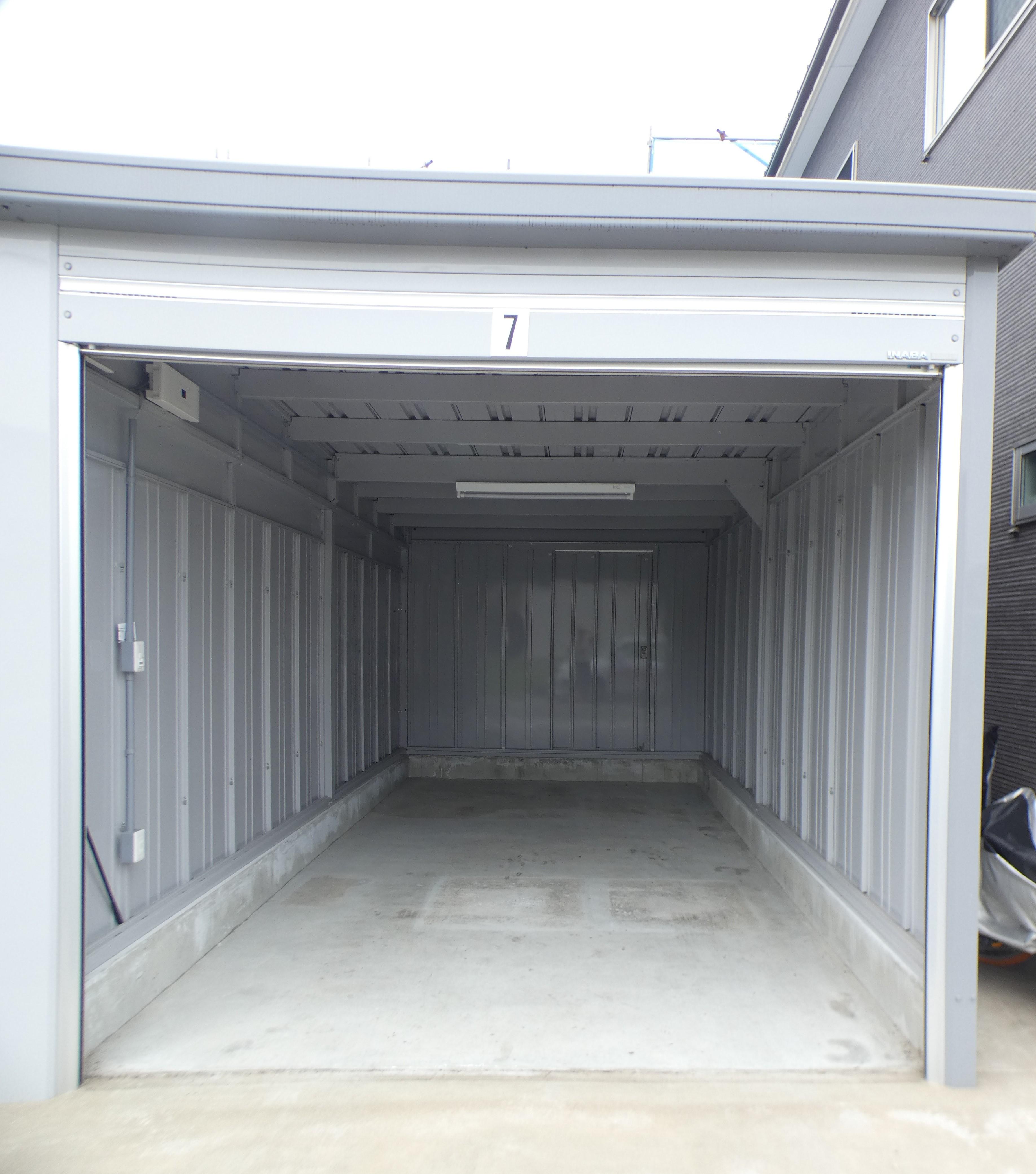 クレスト・ヴィラ　ガレージの外観・駐車場イメージ2枚目