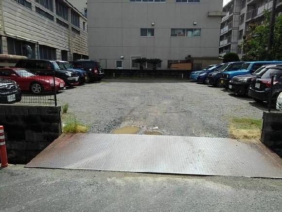 月見町ガレージの外観・駐車場イメージ1枚目