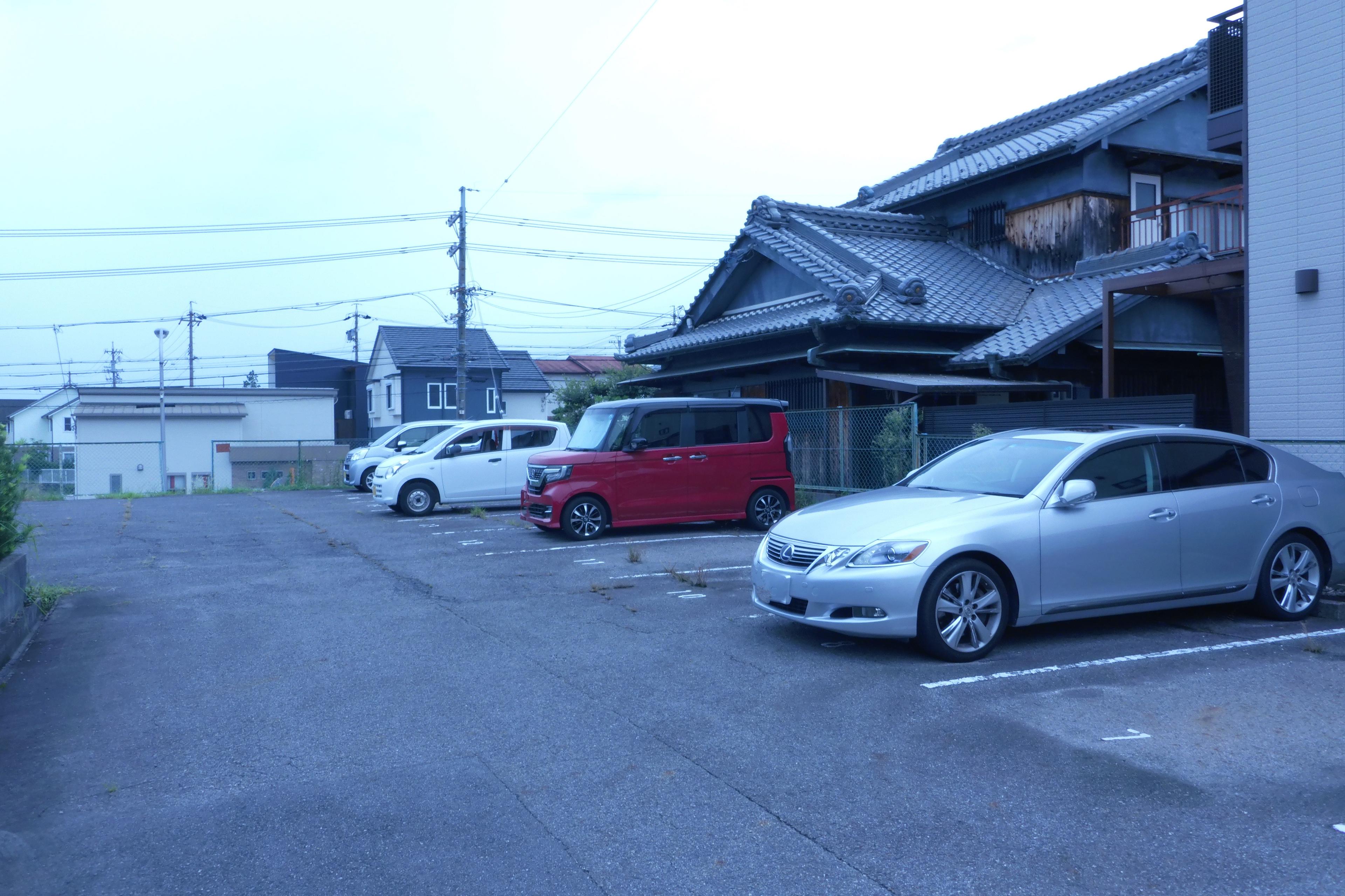320034の外観・駐車場イメージ1枚目