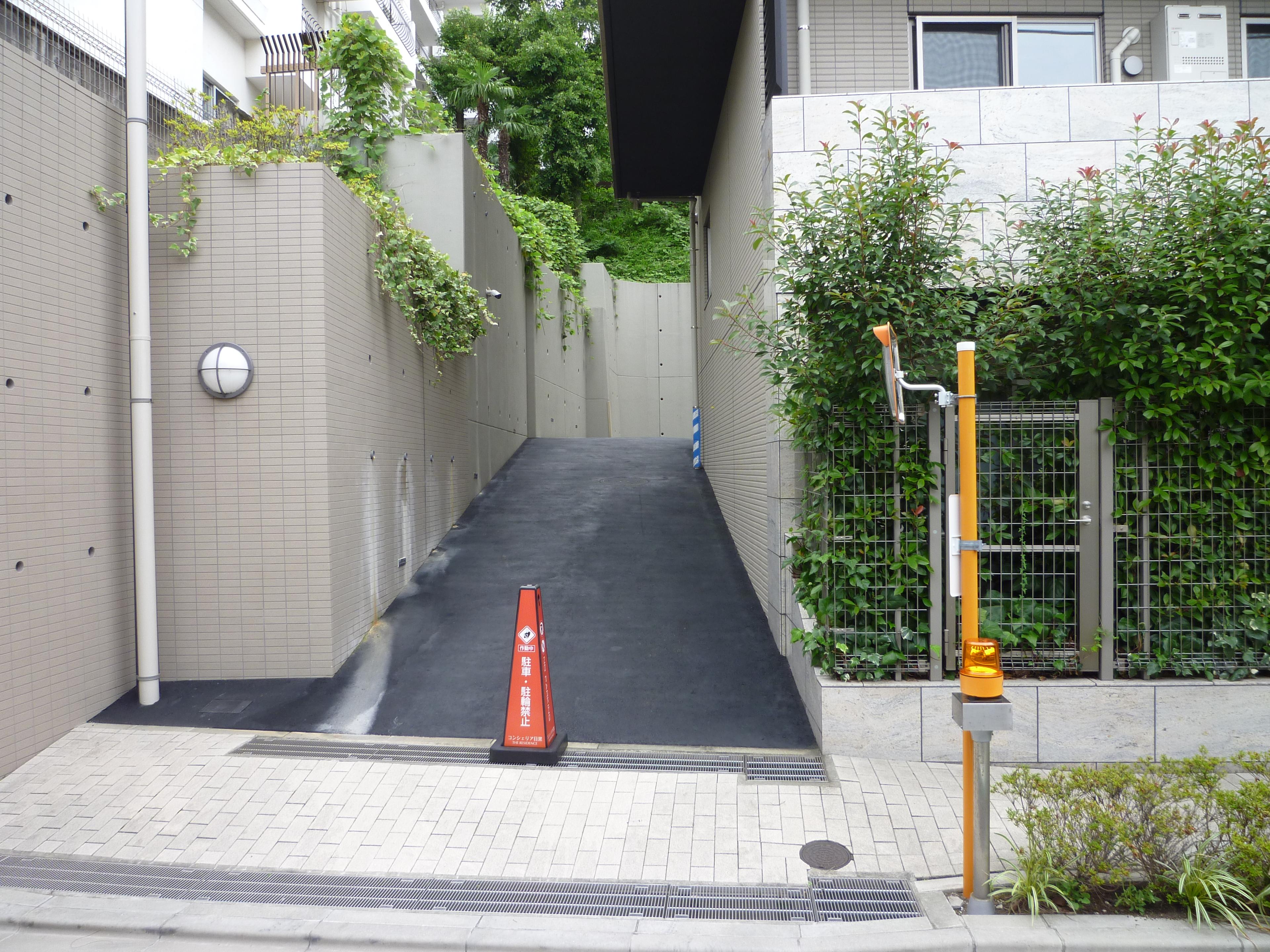 ｺﾝｼｪﾘｱ目黒THE RESIDENCE駐車場の外観・駐車場イメージ1枚目