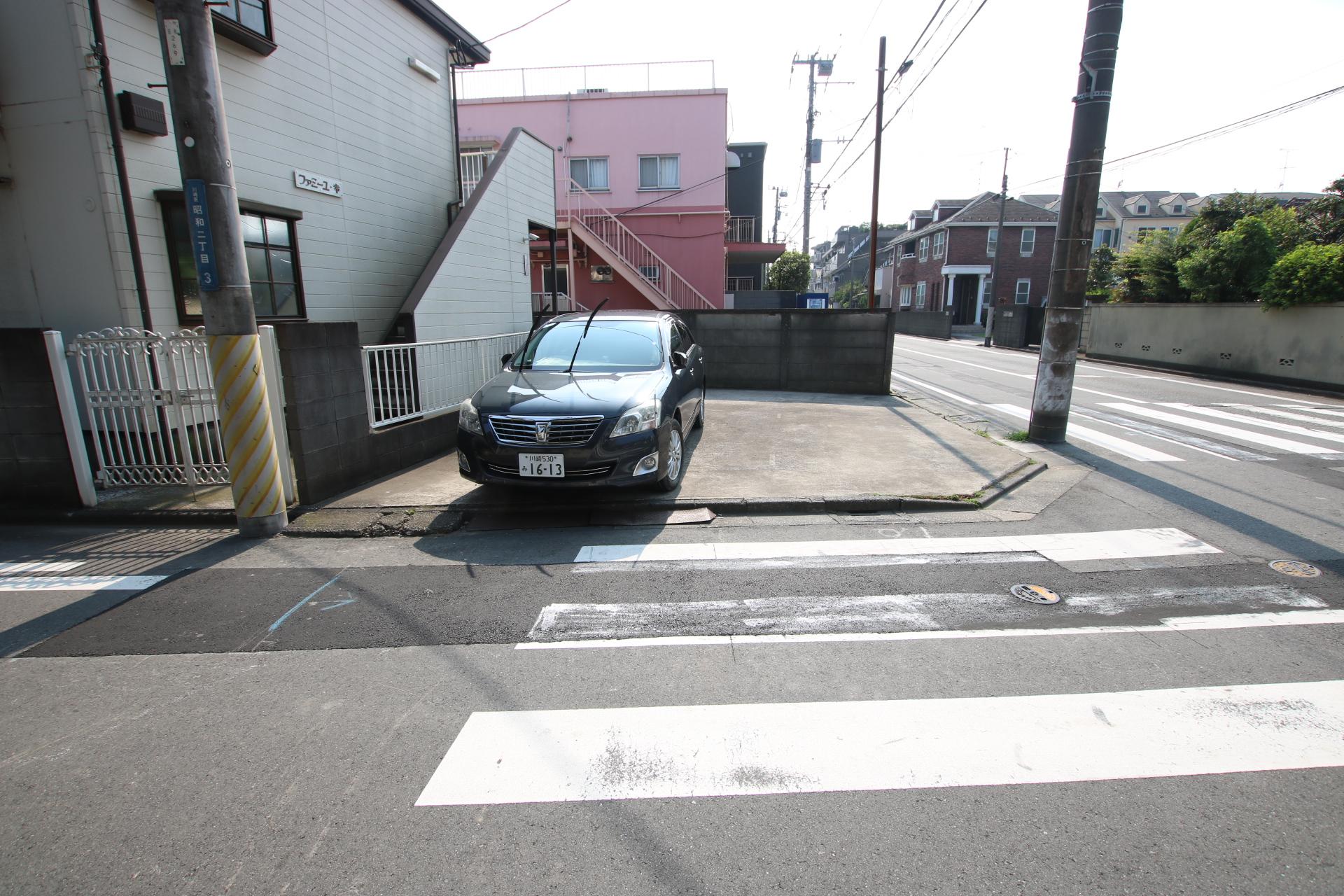 ファミーユ・幸駐車場の外観・駐車場イメージ3枚目