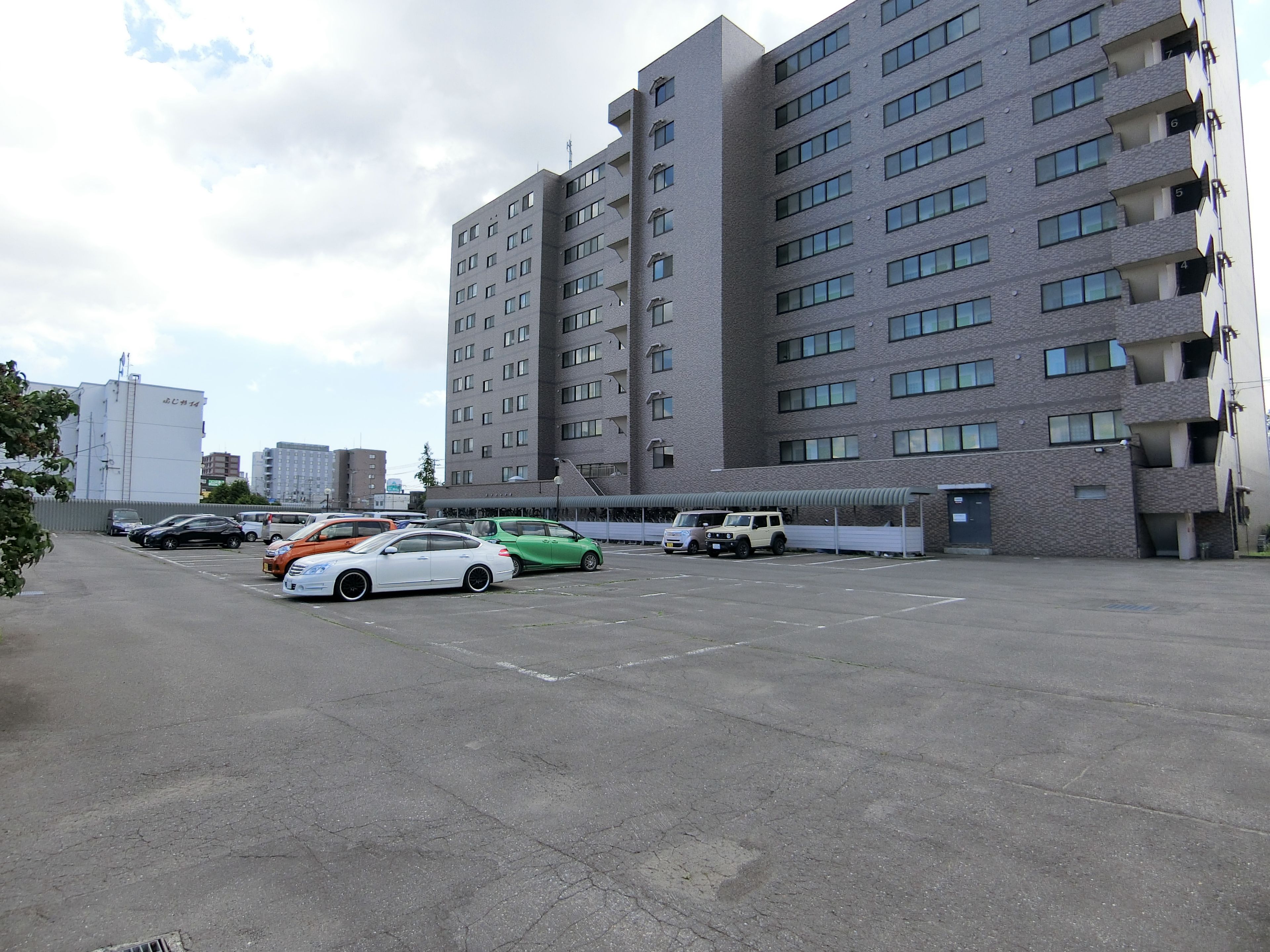 スカイヒルズ栄町４（駐車場）の外観・駐車場イメージ3枚目