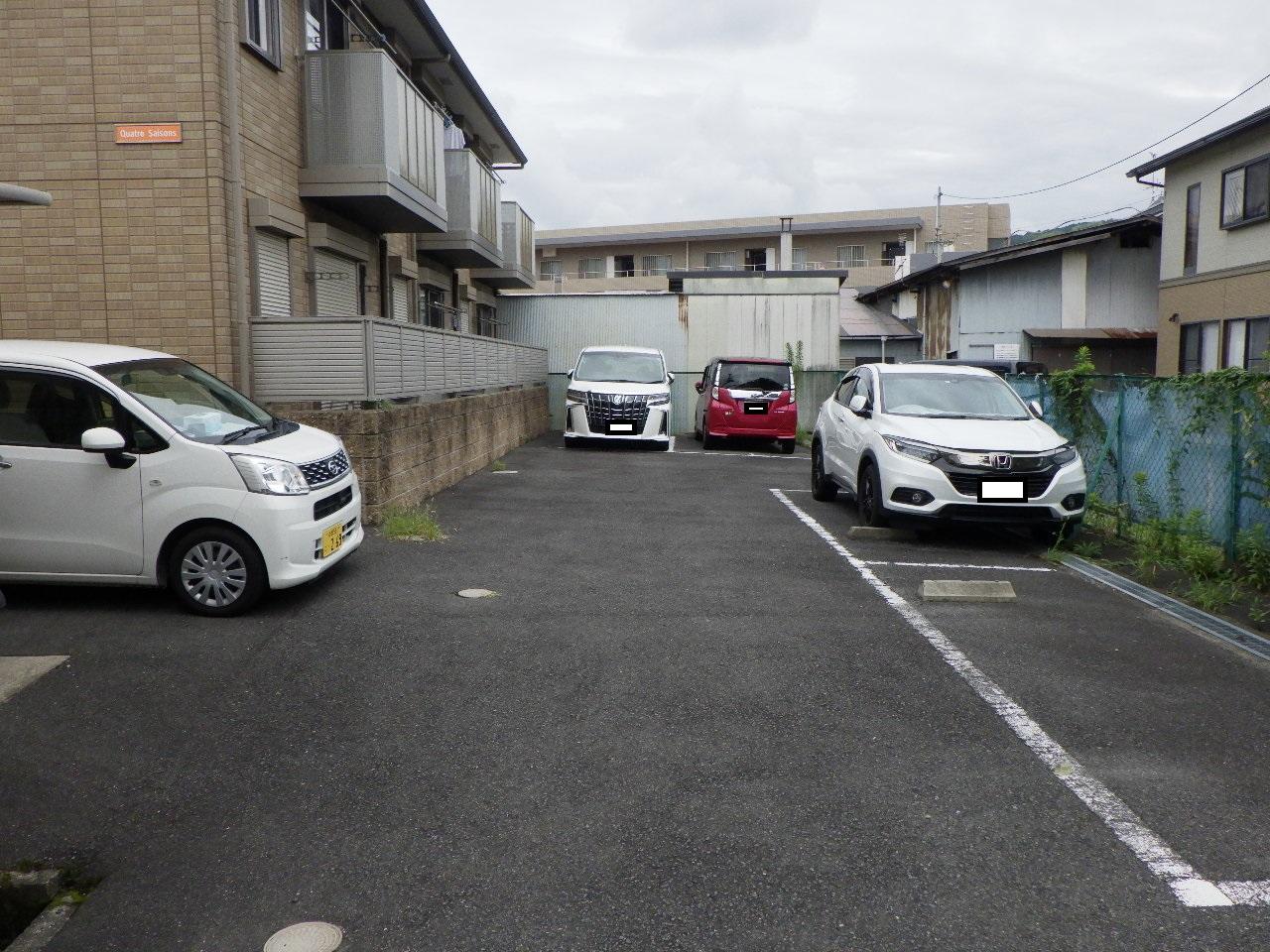 クワトロセゾンの外観・駐車場イメージ1枚目