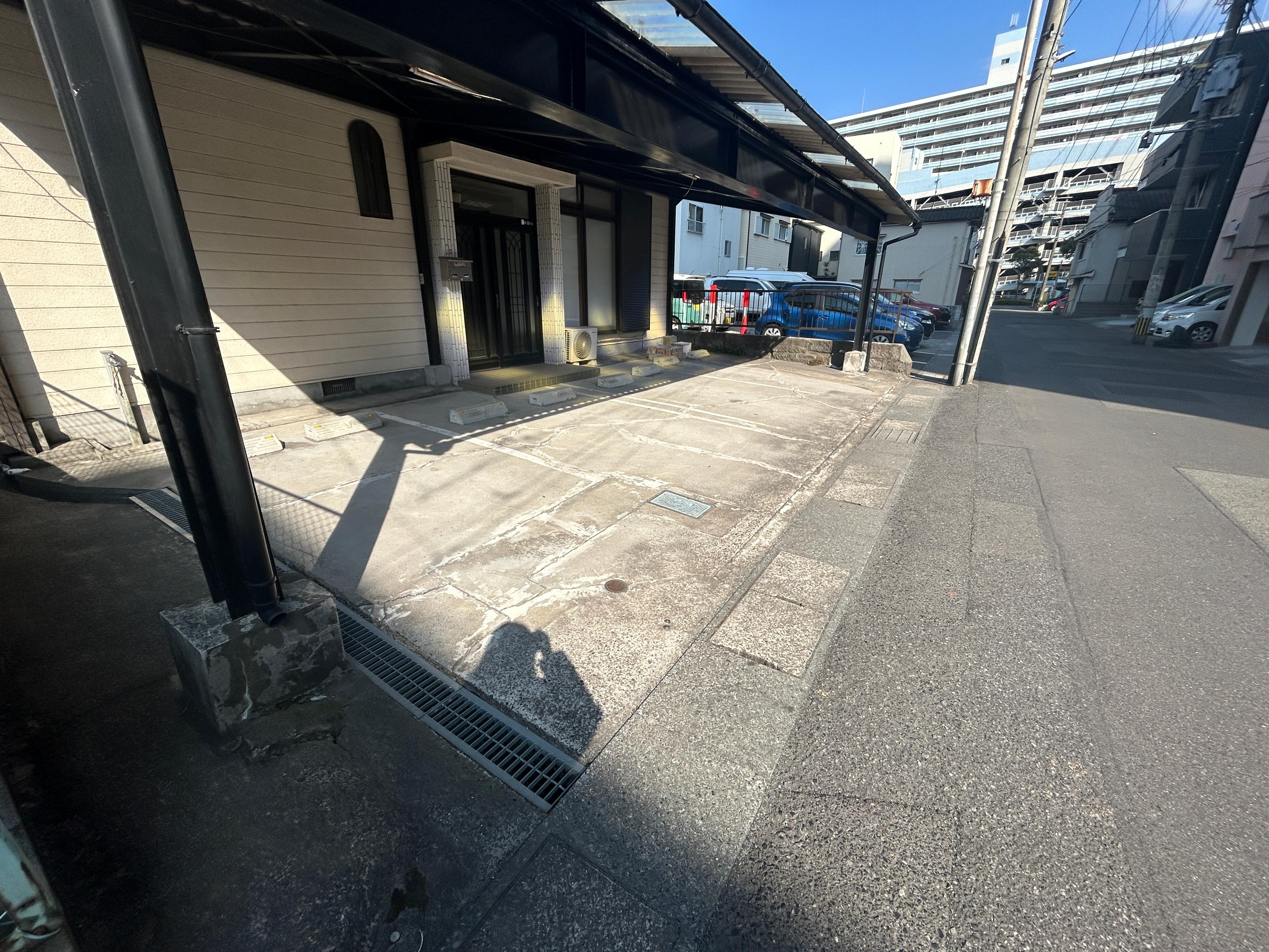 易居町貸家の外観・駐車場イメージ2枚目