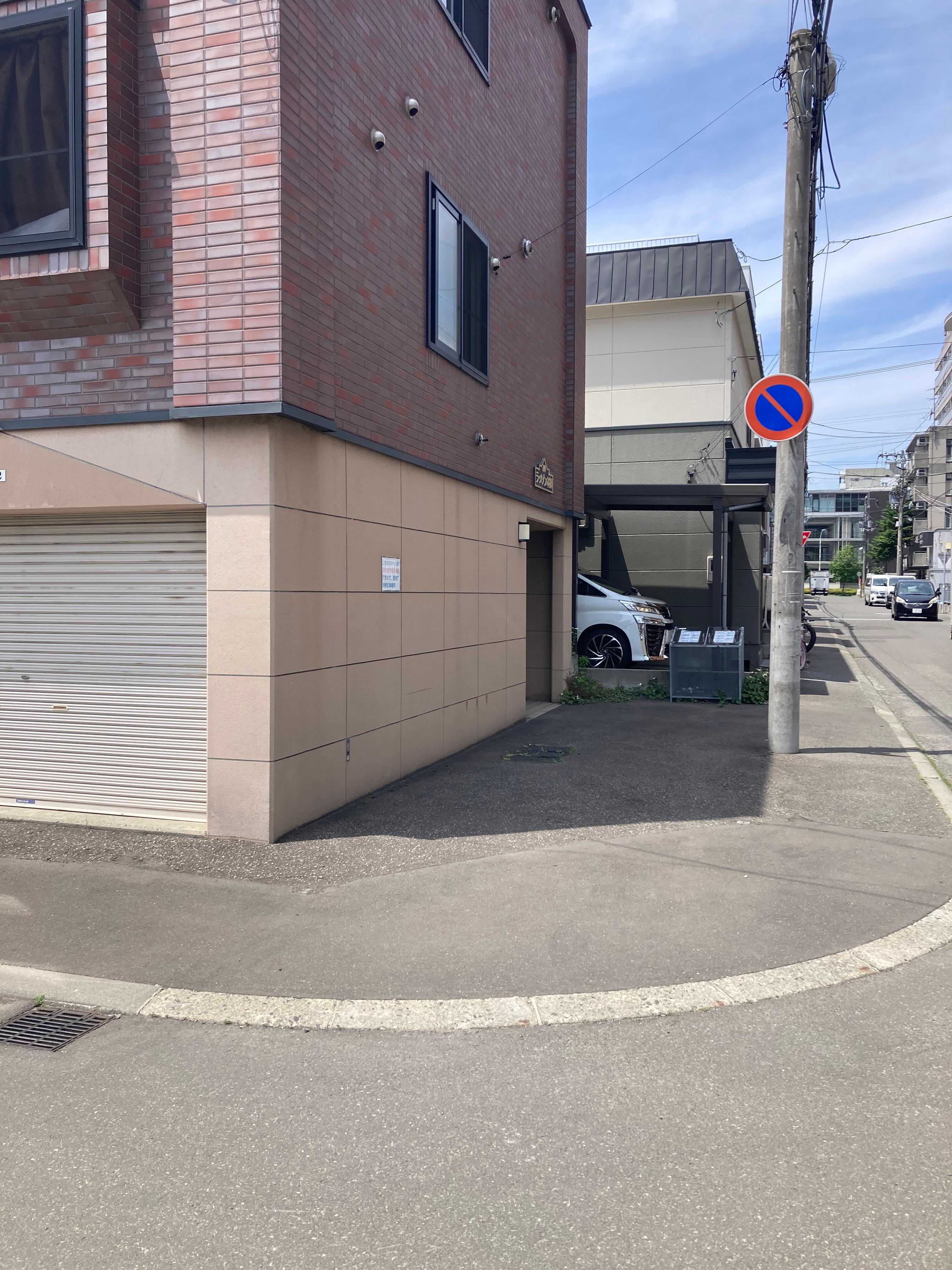 ラ・メゾン本郷　青空駐車場の外観・駐車場イメージ1枚目