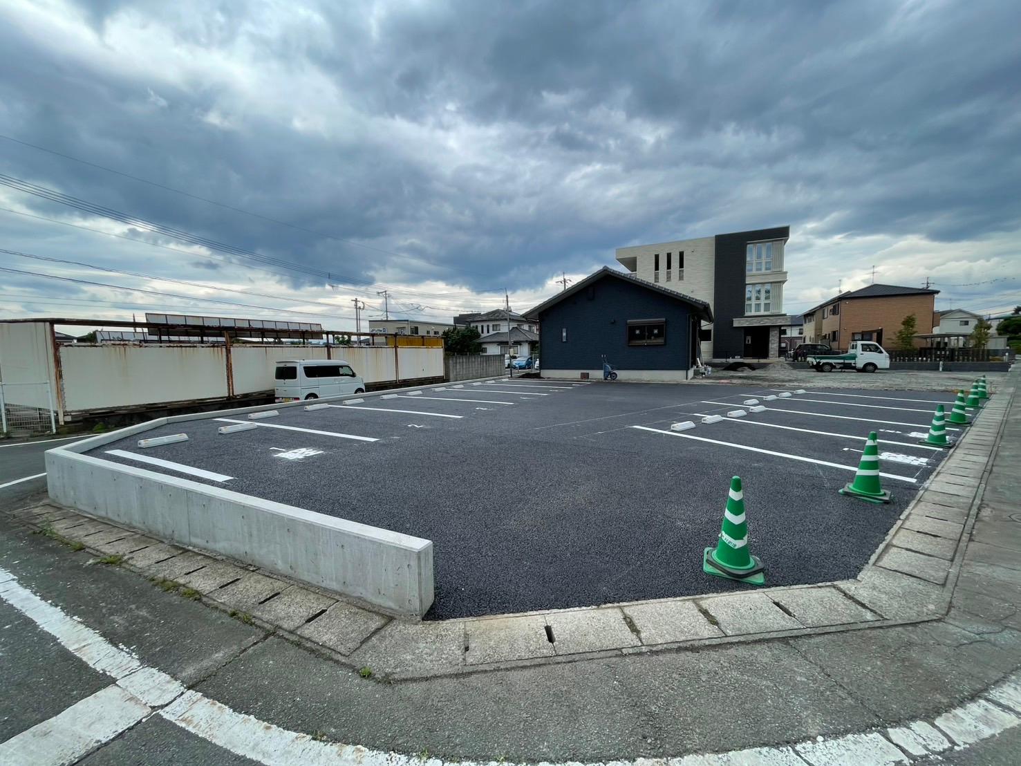 Y and M Spaceの外観・駐車場イメージ1枚目