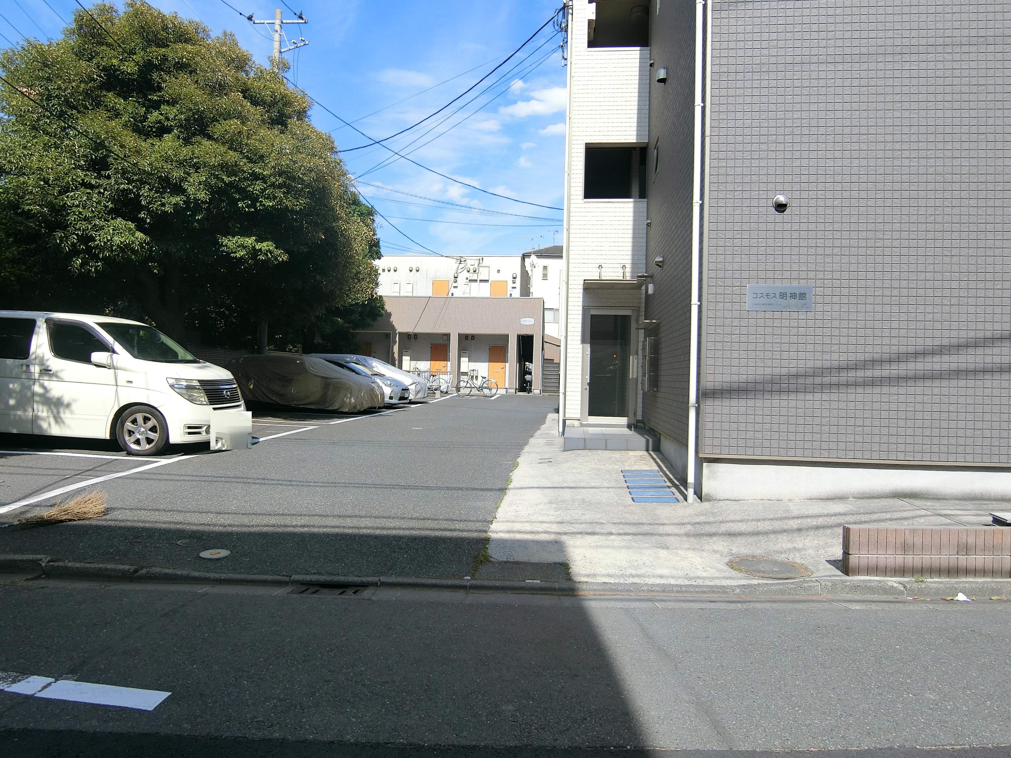 コスモス明神館の外観・駐車場イメージ1枚目