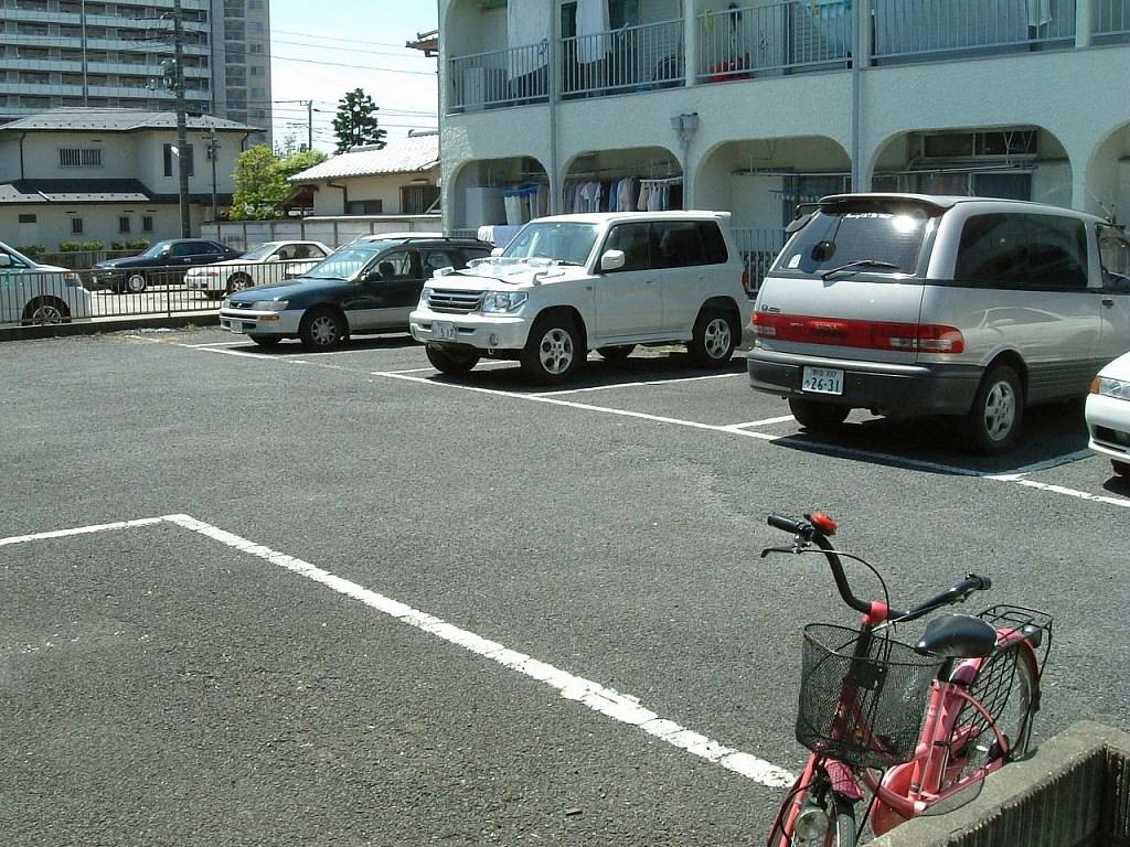 ラフィーヌ高橋　内駐車場の外観・駐車場イメージ2枚目