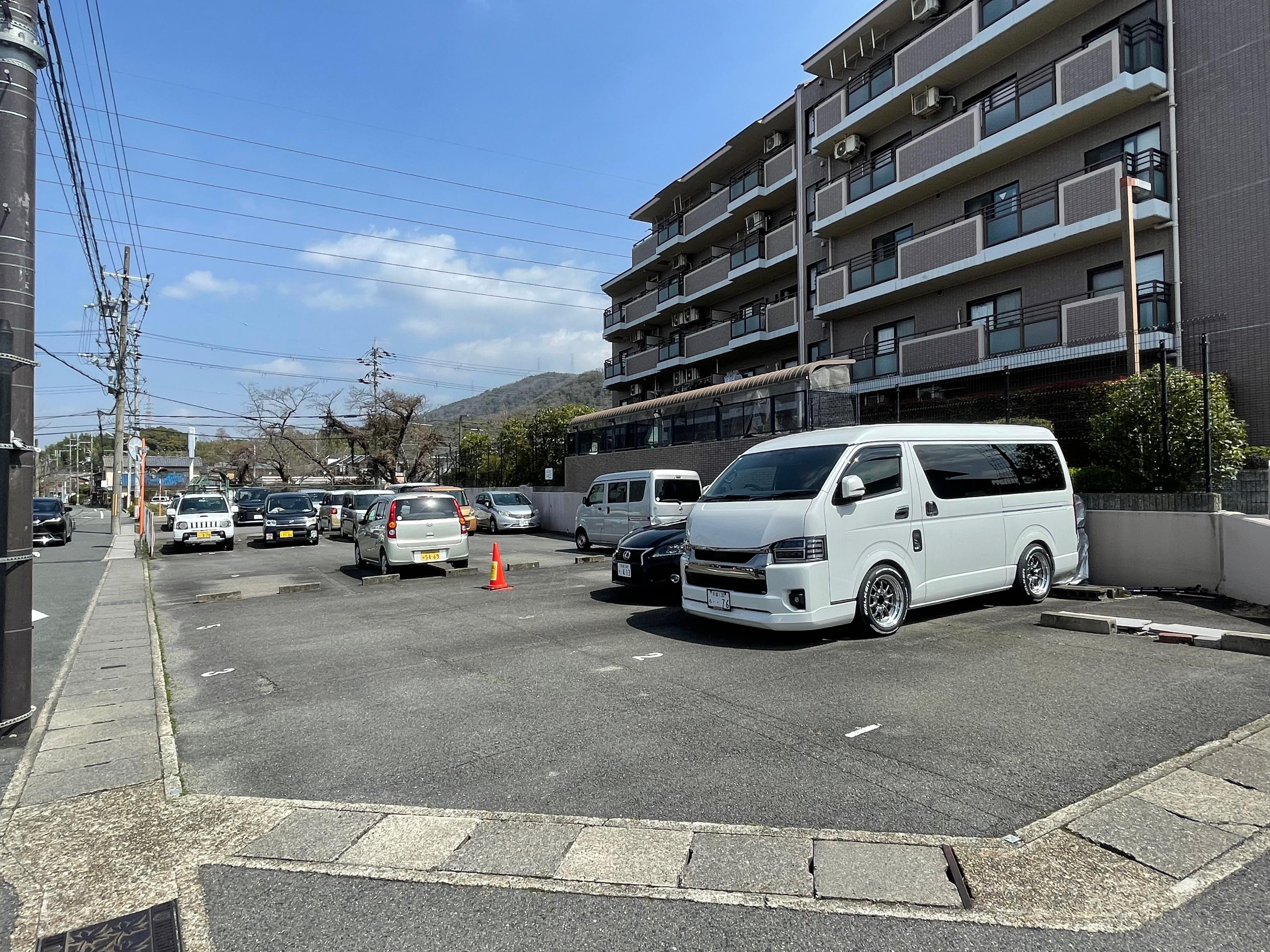 辻本ガレージの外観・駐車場イメージ3枚目