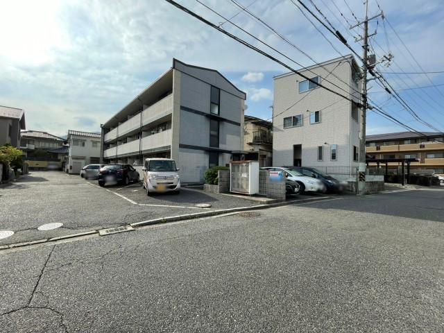 波多野ガレージ（レオパレス前）の外観・駐車場イメージ1枚目