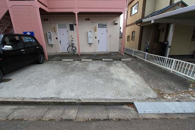 コーポラスJ.S　敷地内月極駐車場の外観・駐車場イメージ2枚目