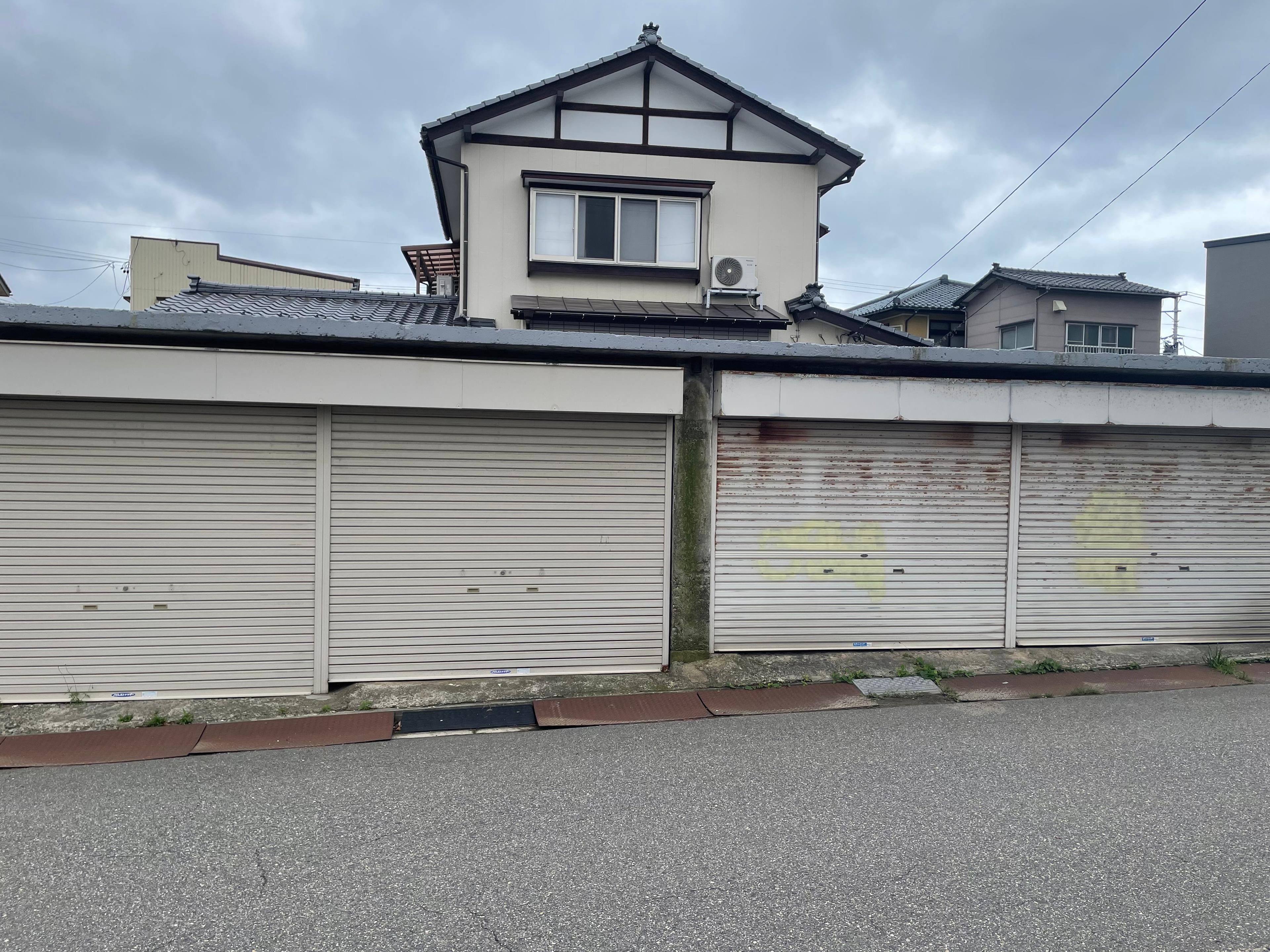 学校町通３番町ガレージの外観・駐車場イメージ1枚目