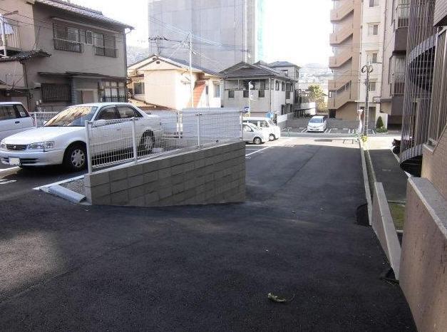 マンスリーパーク黄金町の外観・駐車場イメージ1枚目