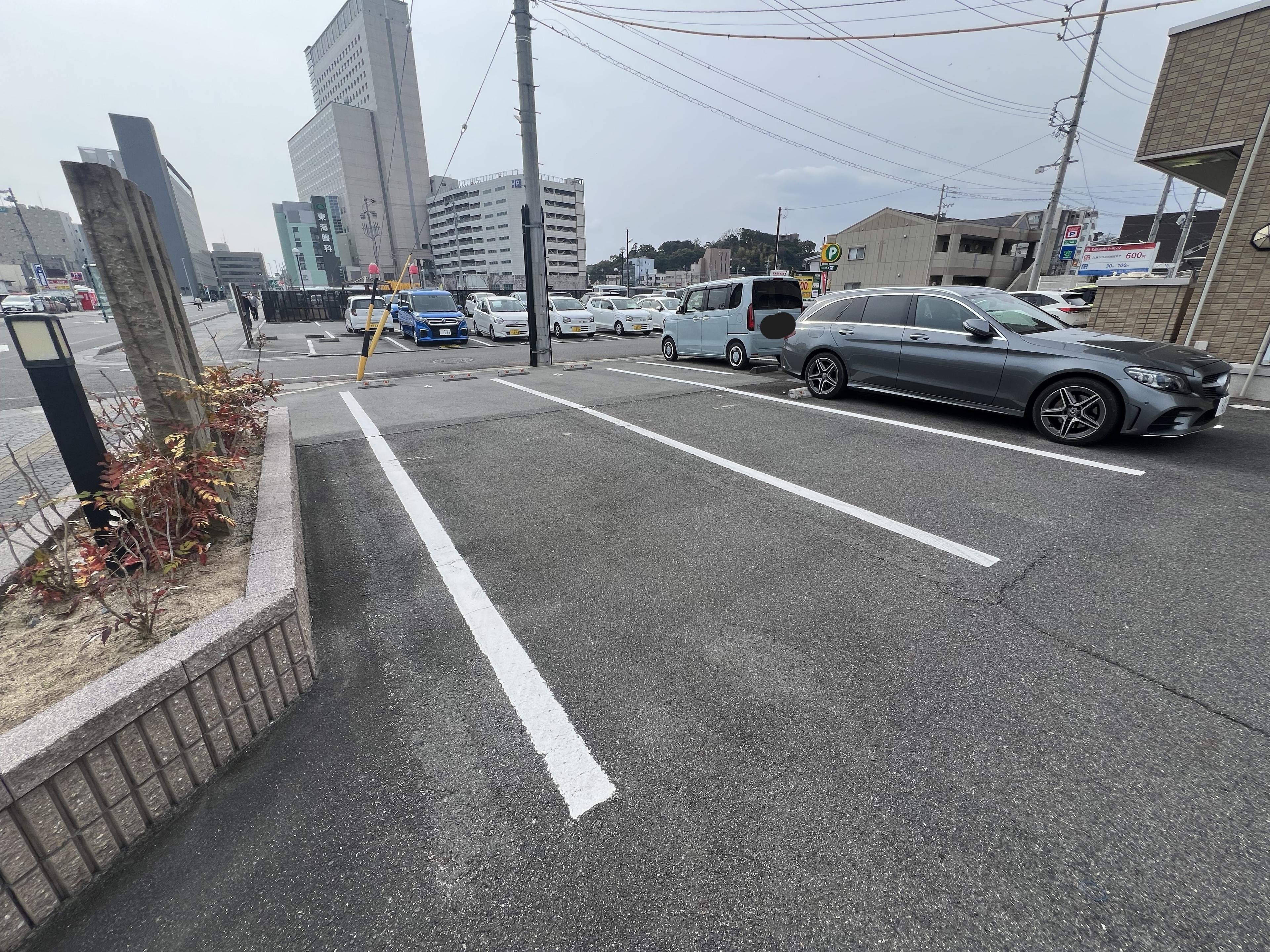 津駅前シュロス月極駐車場の外観・駐車場イメージ1枚目
