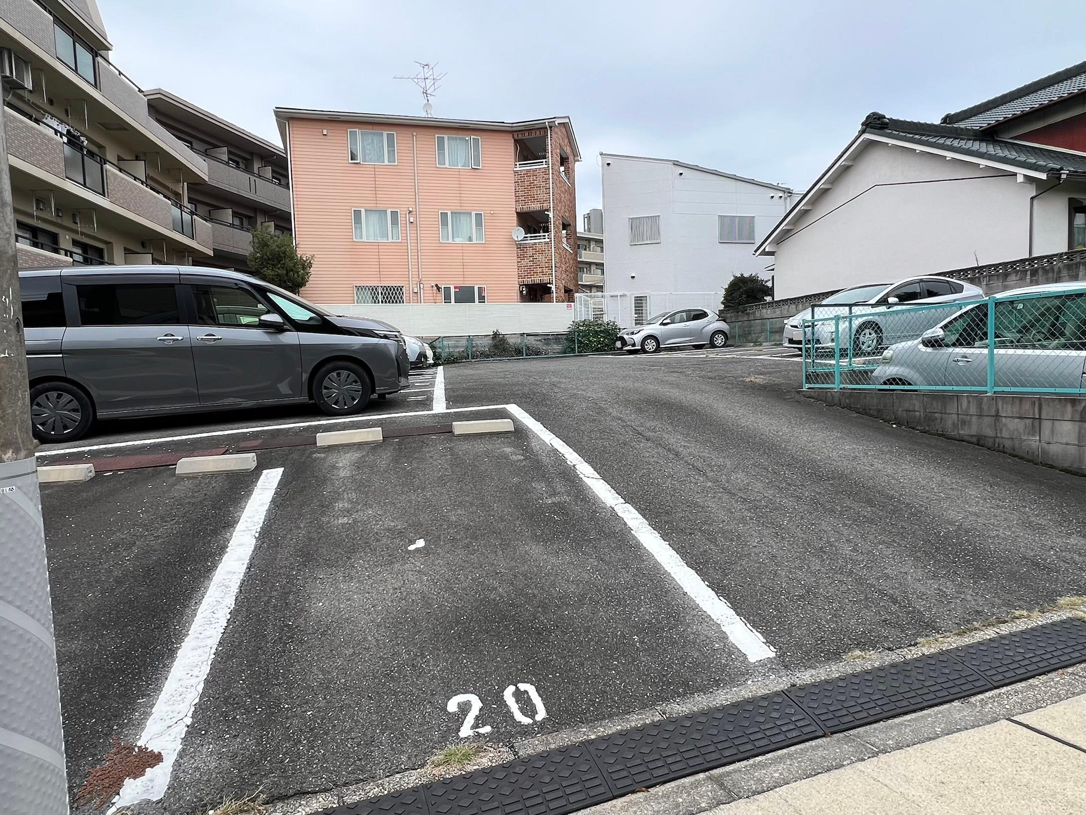 ロイヤル駐車場の外観・駐車場イメージ1枚目