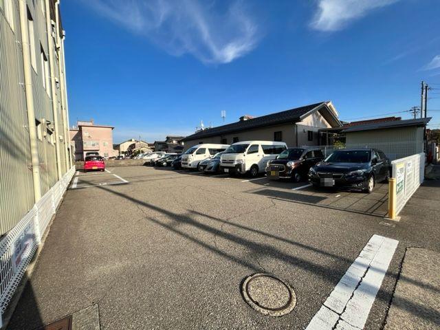 ピース月極駐車場の外観・駐車場イメージ1枚目