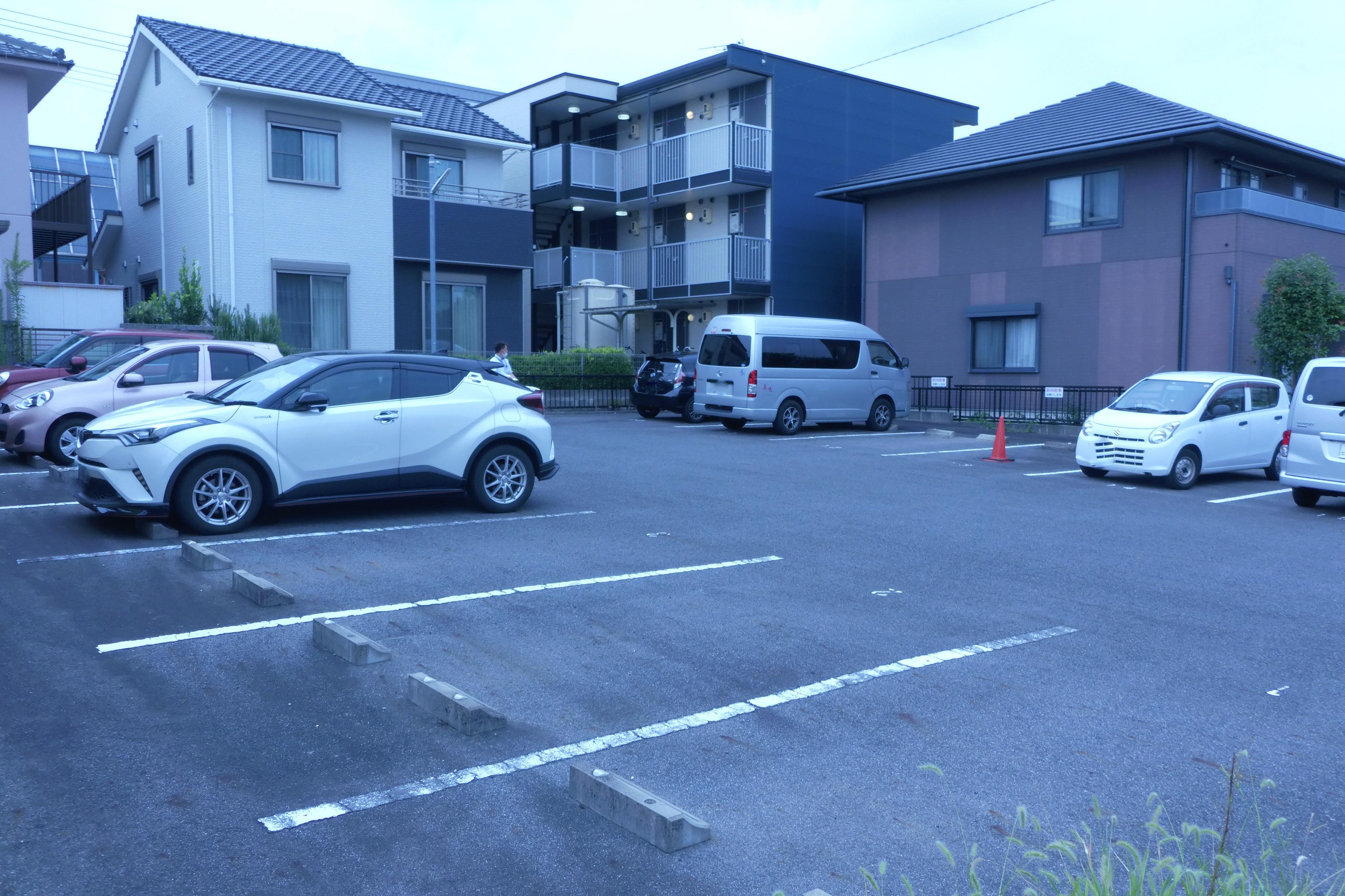 320123の外観・駐車場イメージ1枚目