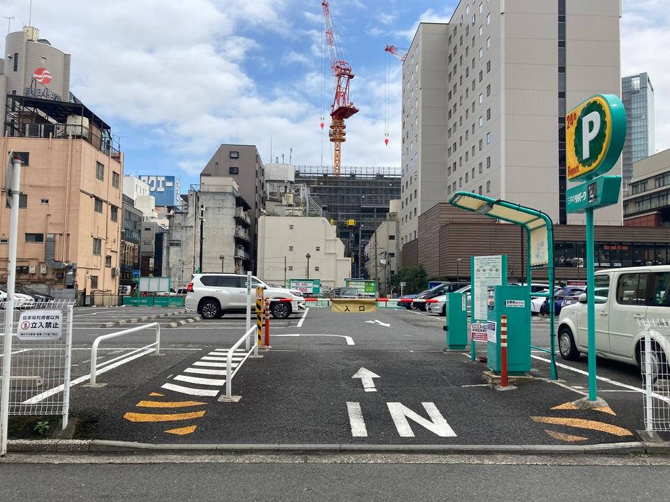 横浜駅西口の外観・駐車場イメージ1枚目